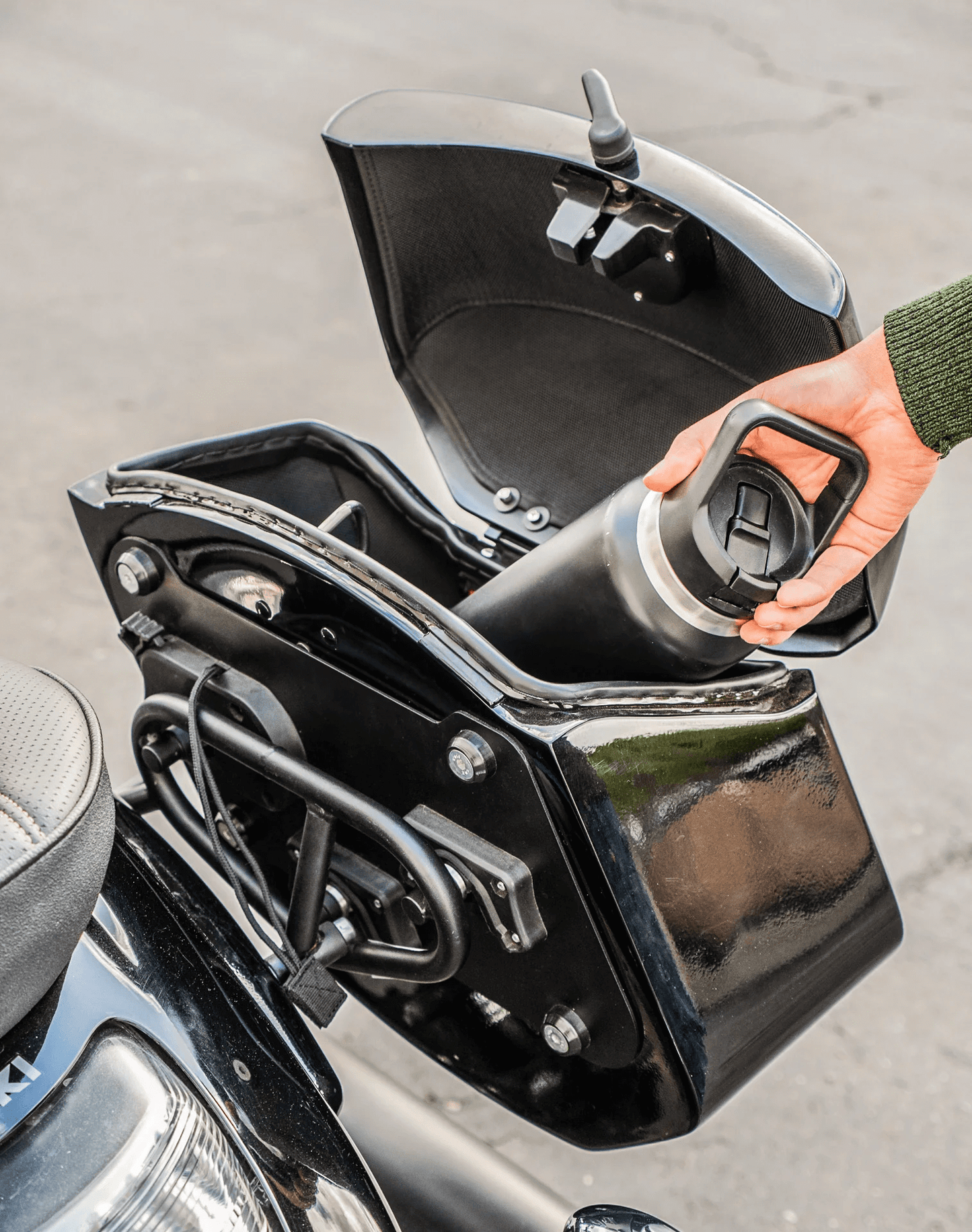 24L - Ironclad Quick-Mount Medium Suzuki Boulevard M109 VZR1800 Painted Hard Alforjas