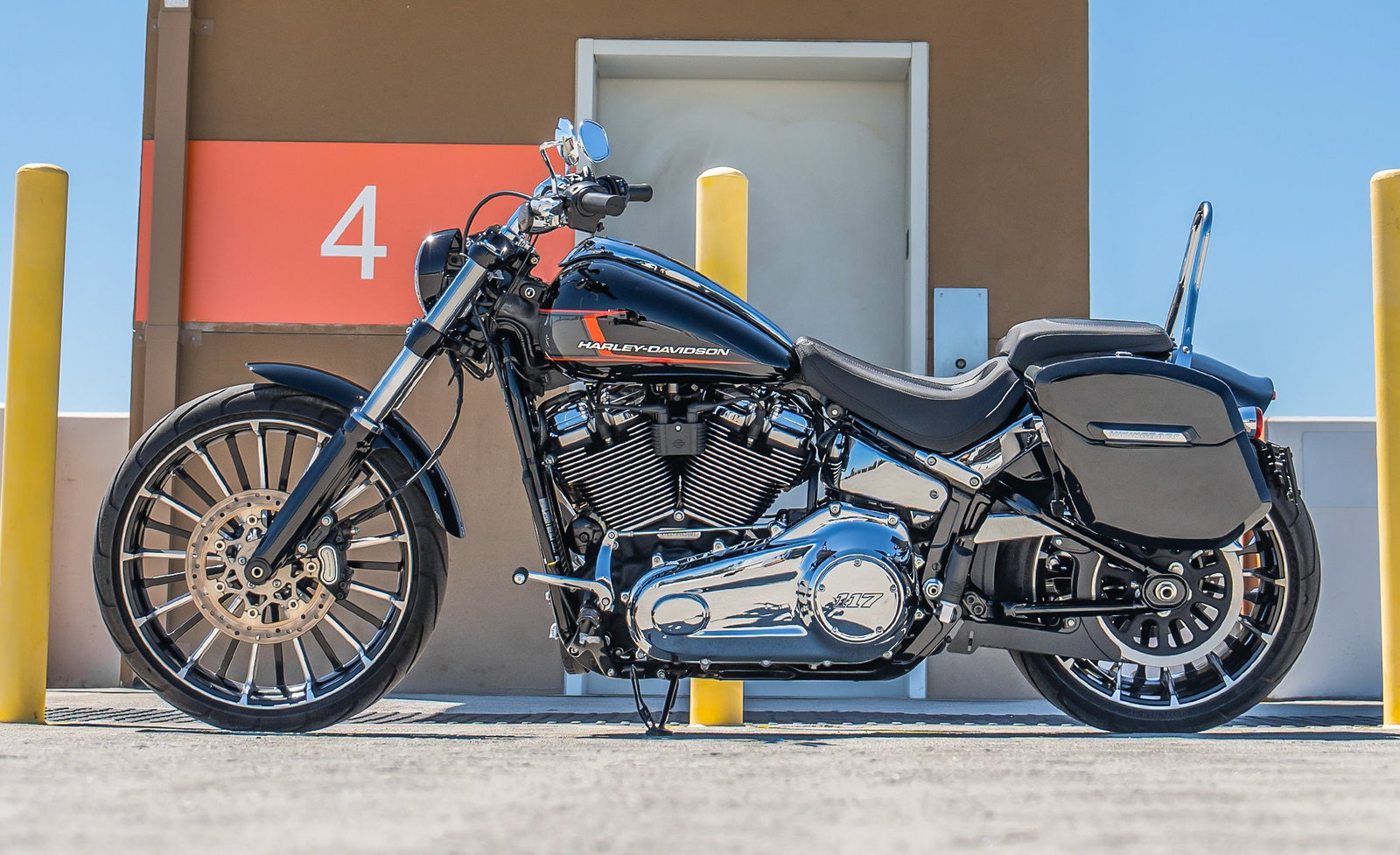 24L - Ironclad Quick-Mount Medium Harley Softail Breakout FXBR/S Painted Hard Alforjas