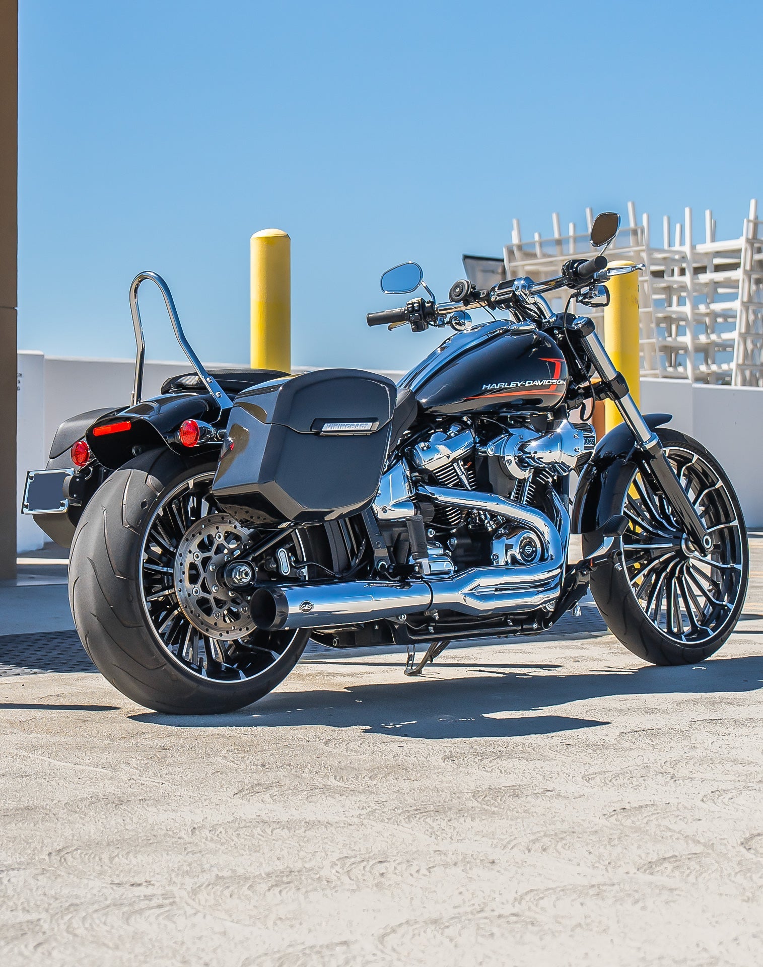 24L - Ironclad Quick-Mount Medium Harley Softail Breakout FXBR/S Painted Hard Alforjas