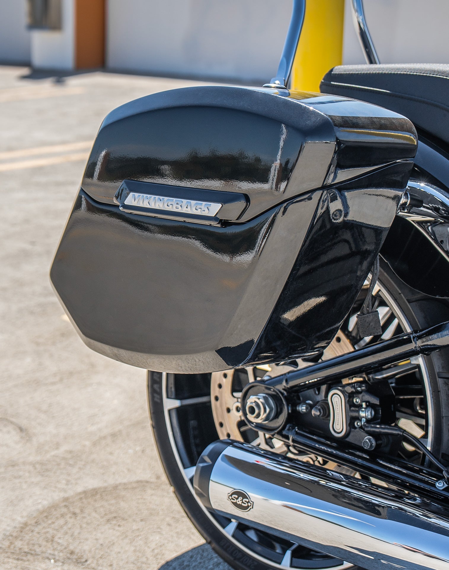 24L - Ironclad Quick-Mount Medium Harley Softail Breakout FXBR/S Painted Hard Alforjas