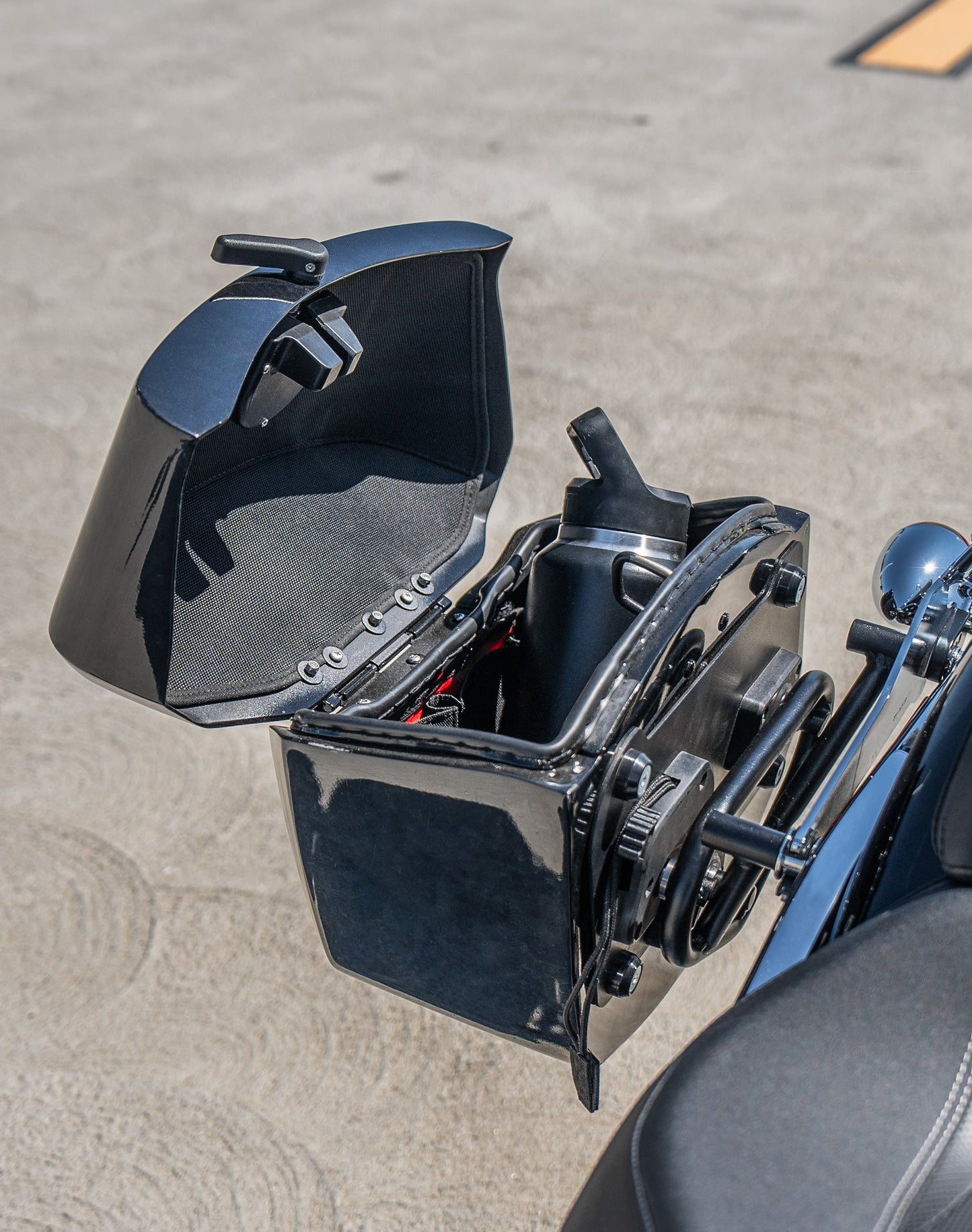 24L - Ironclad Quick-Mount Medium Harley Softail Breakout FXBR/S Painted Hard Alforjas