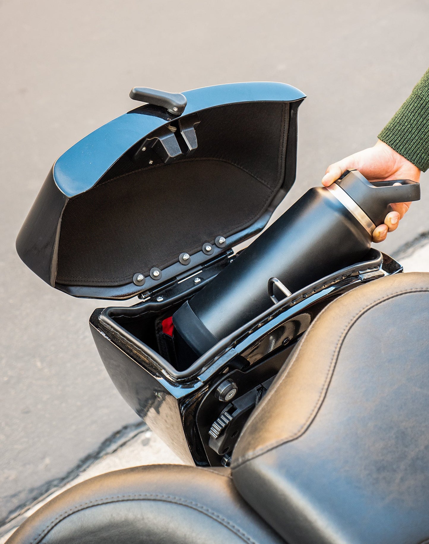 24L - Ironclad Quick-Mount Medium Harley Softail Fat Boy FLSTF/I Painted Hard Alforjas
