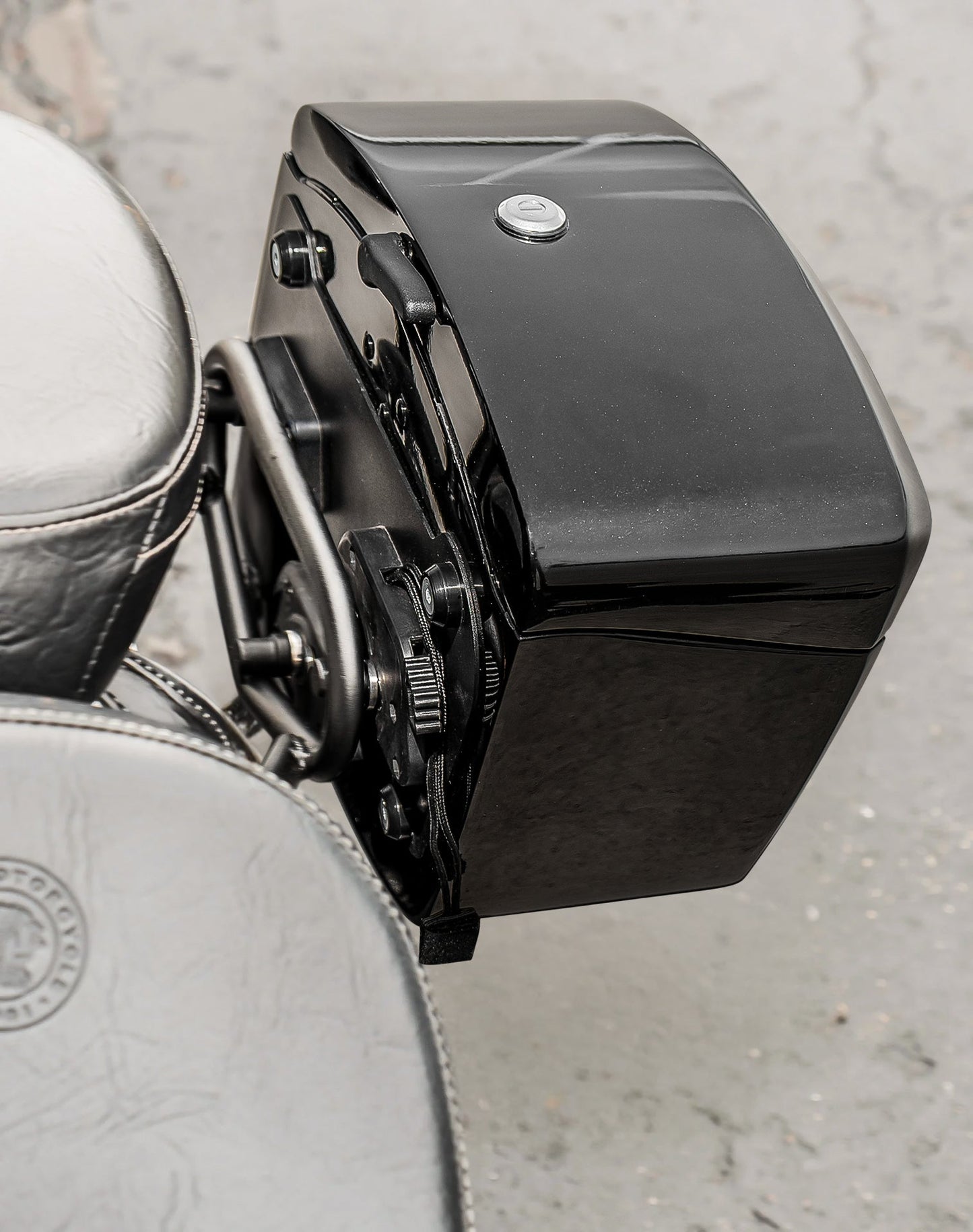24L - Ironclad Quick-Mount Medium Indian Scout Painted Hard Alforjas