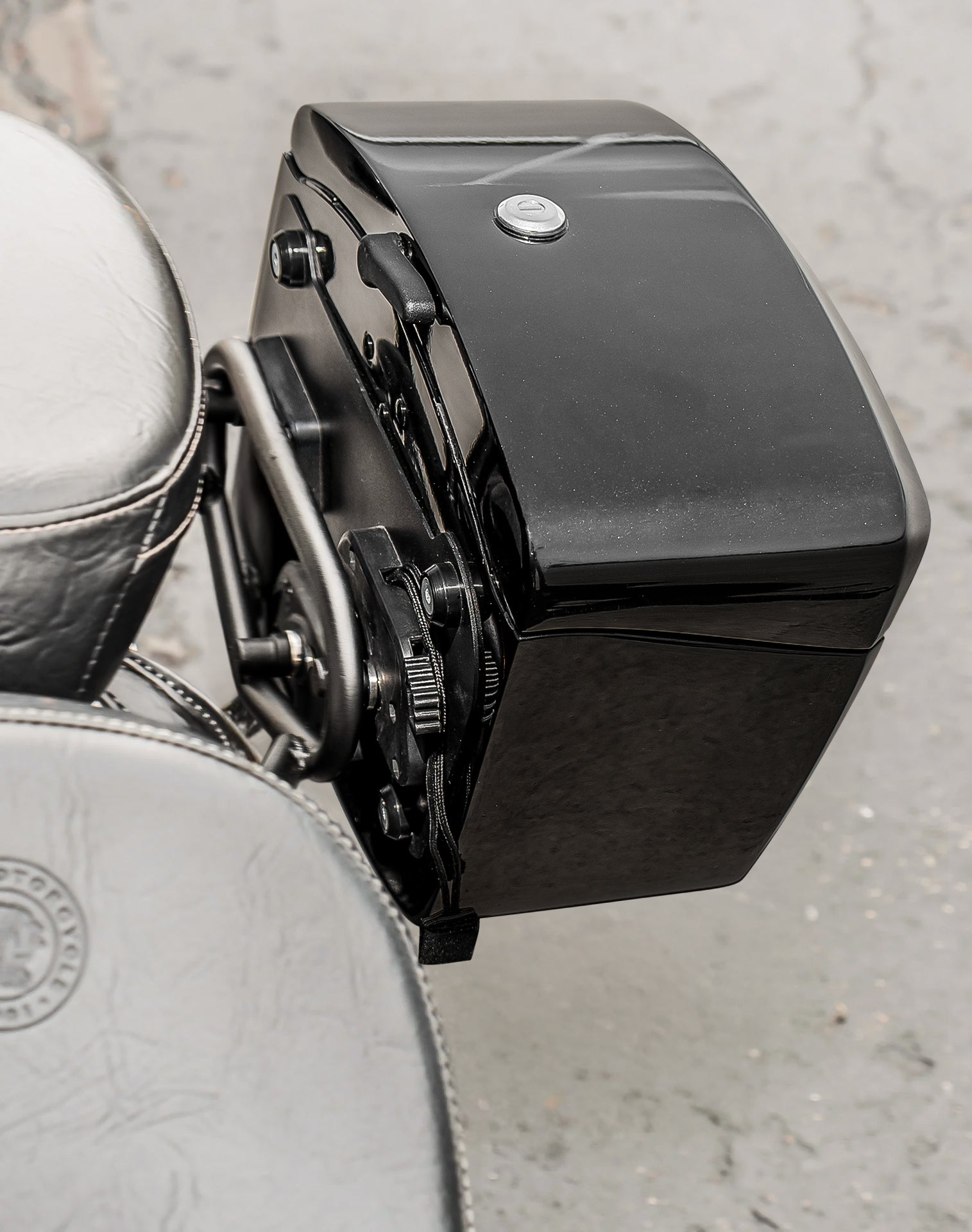 24L - Ironclad Quick-Mount Medium Indian Scout Painted Hard Alforjas
