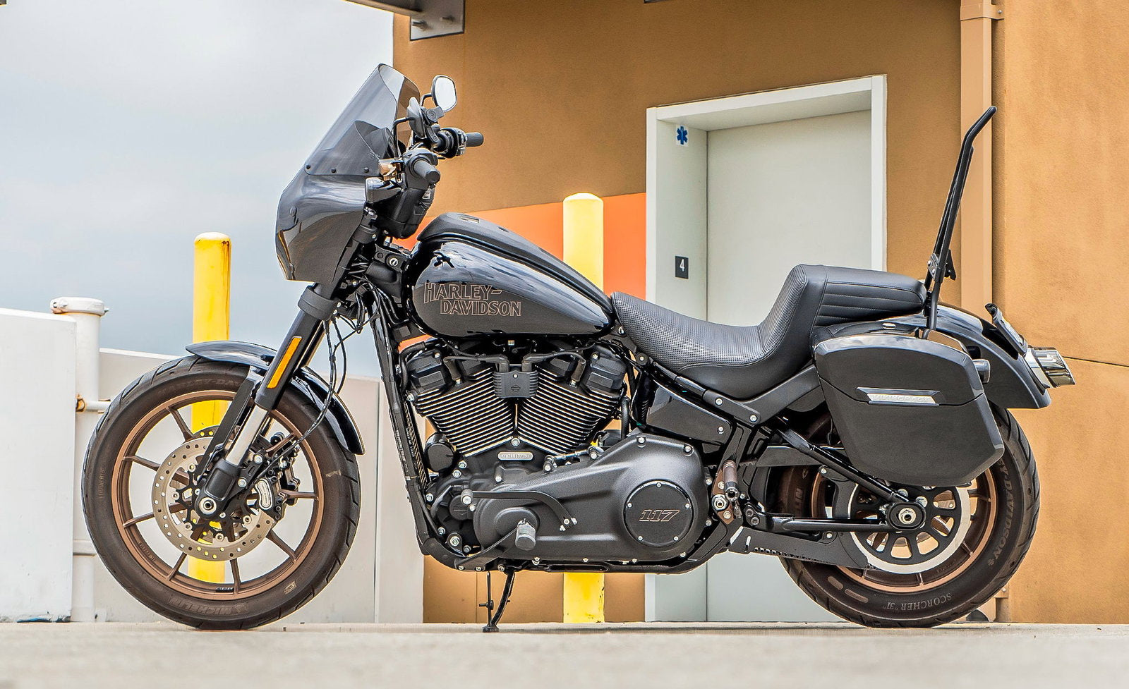 24L - Ironclad Quick-Mount Medium Harley Softail Low Rider S FXLRS Painted Hard Alforjas
