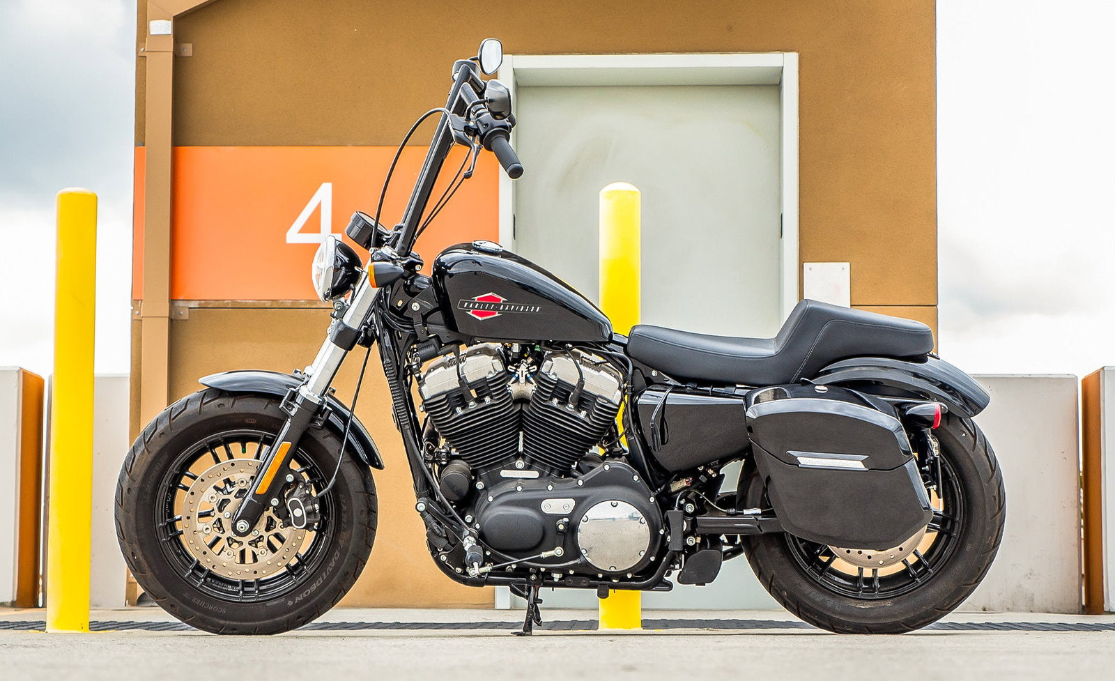 24L - Ironclad Quick-Mount Medium Harley Sportster 1200 Custom XL1200C Painted Hard Alforjas