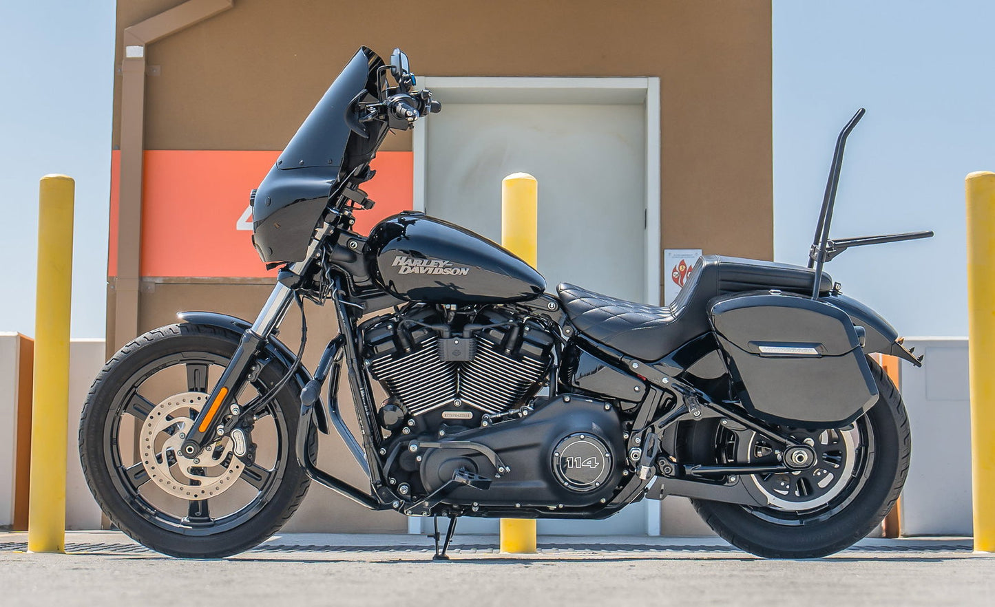 24L - Ironclad Quick-Mount Medium Harley Softail Street Bob Painted Hard Alforjas