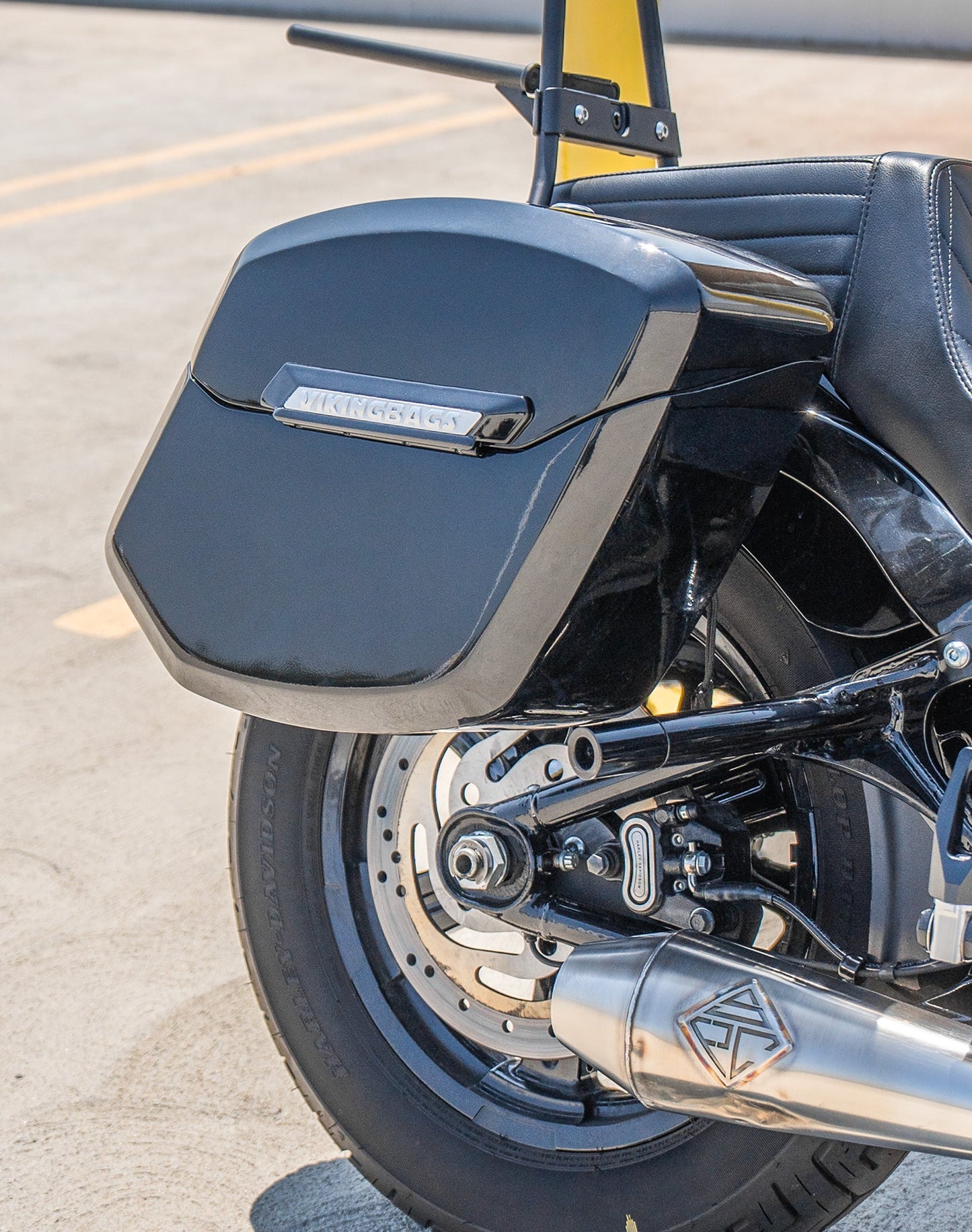 24L - Ironclad Quick-Mount Medium Harley Softail Street Bob Painted Hard Alforjas
