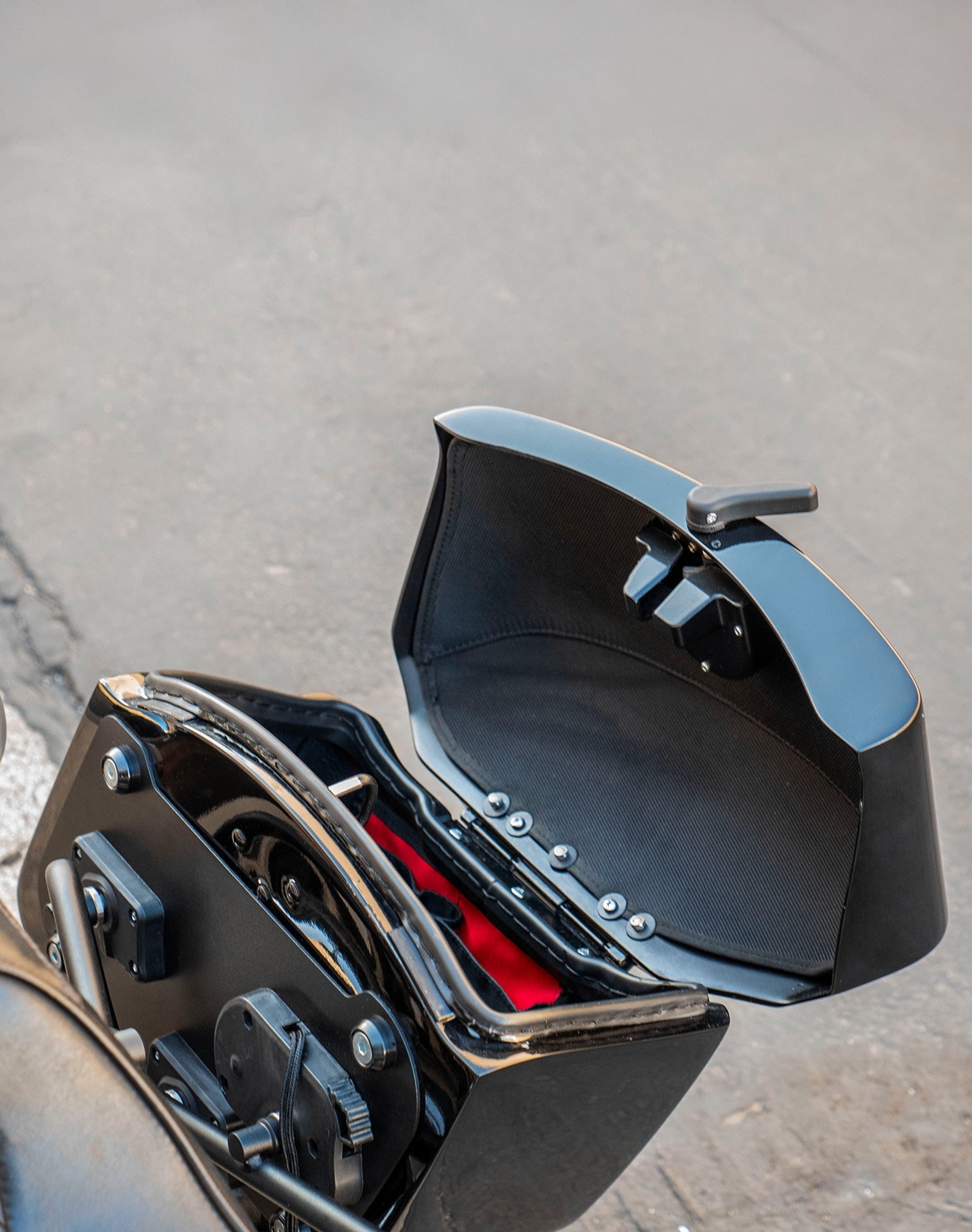 24L - Ironclad Quick-Mount Medium Harley Dyna Low Rider FXDL Painted Hard Alforjas