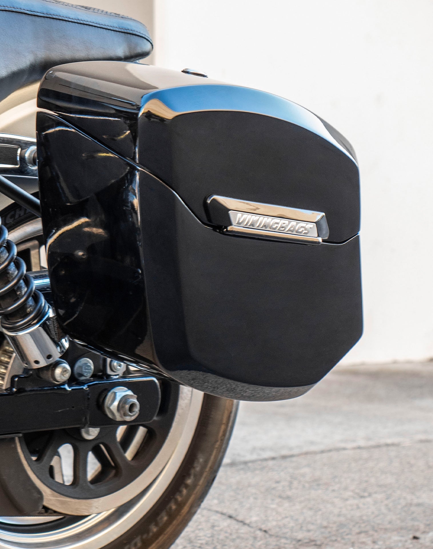 24L - Ironclad Quick-Mount Medium Harley Dyna Wide Glide FXDWG Painted Hard Alforjas