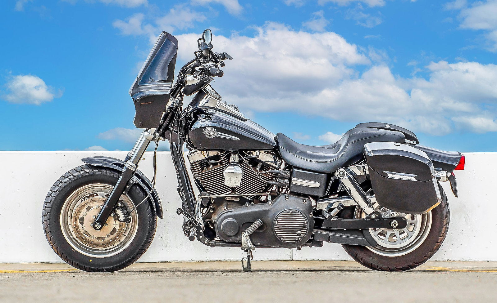 24L - Ironclad Quick-Mount Medium Harley Dyna Fat Bob FXDF Painted Hard Alforjas