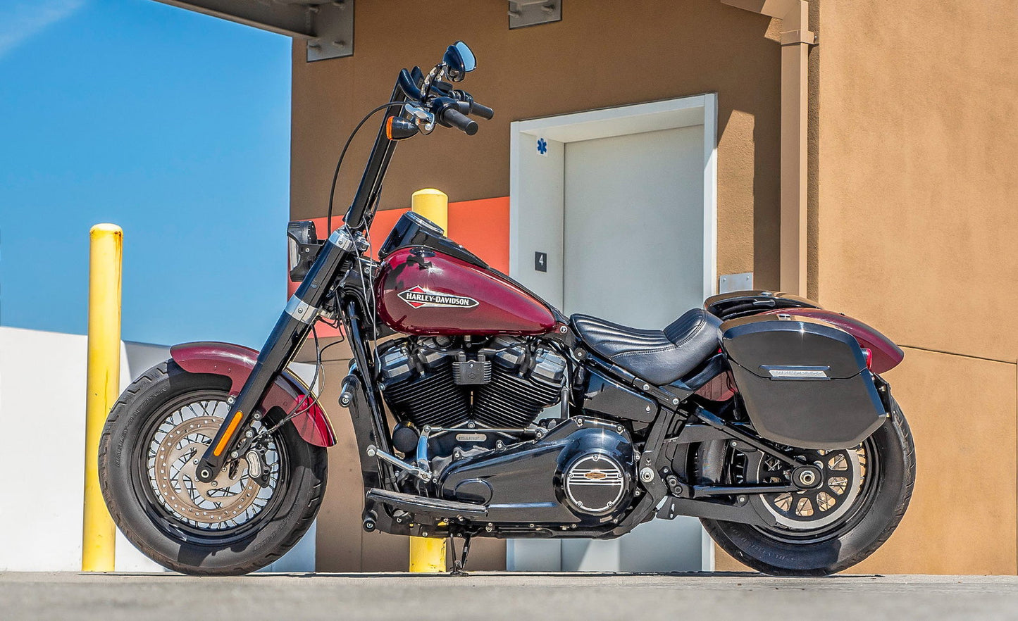 24L - Ironclad Quick-Mount Medium Harley Softail Slim FLSL Painted Hard Alforjas