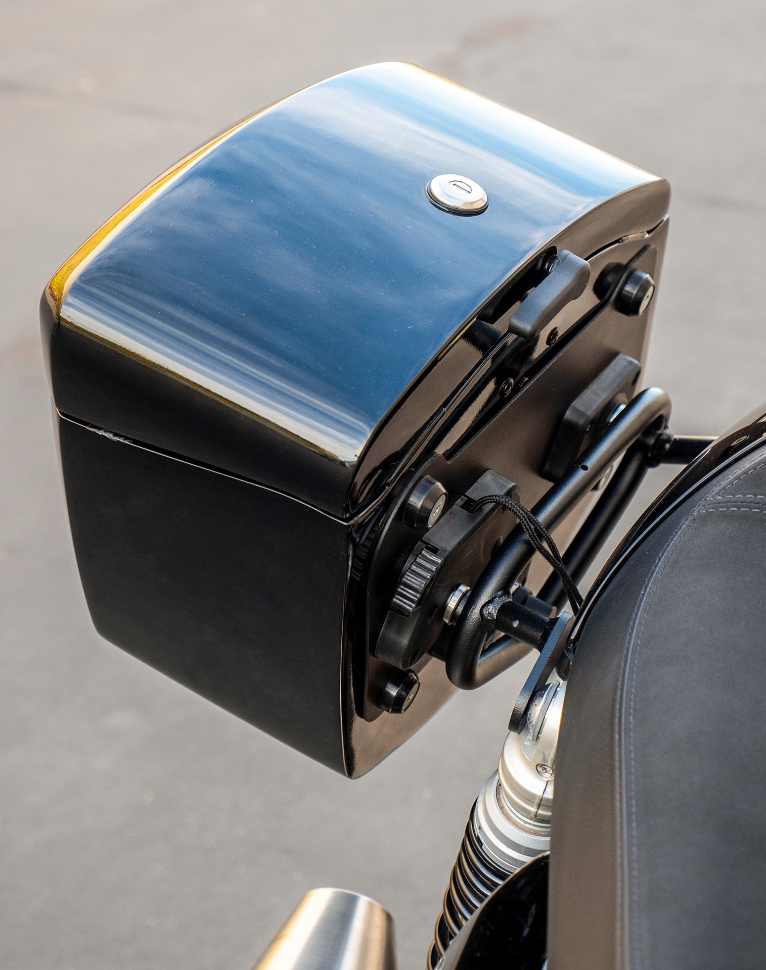 24L - Ironclad Quick-Mount Medium Triumph Thruxton RS Painted Hard Alforjas