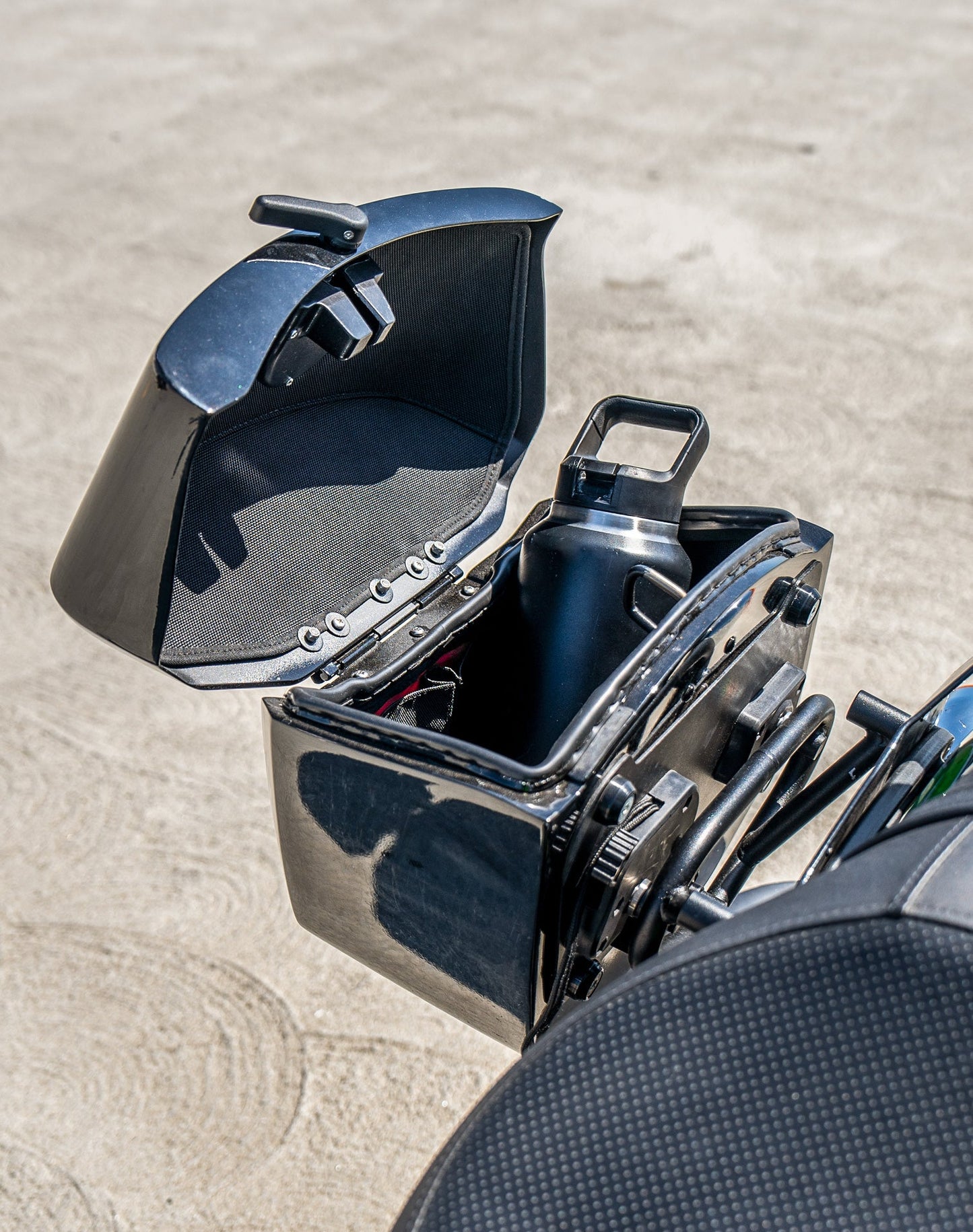 24L - Ironclad Quick-Mount Medium Kawasaki Vulcan 900 Custom Painted Hard Alforjas