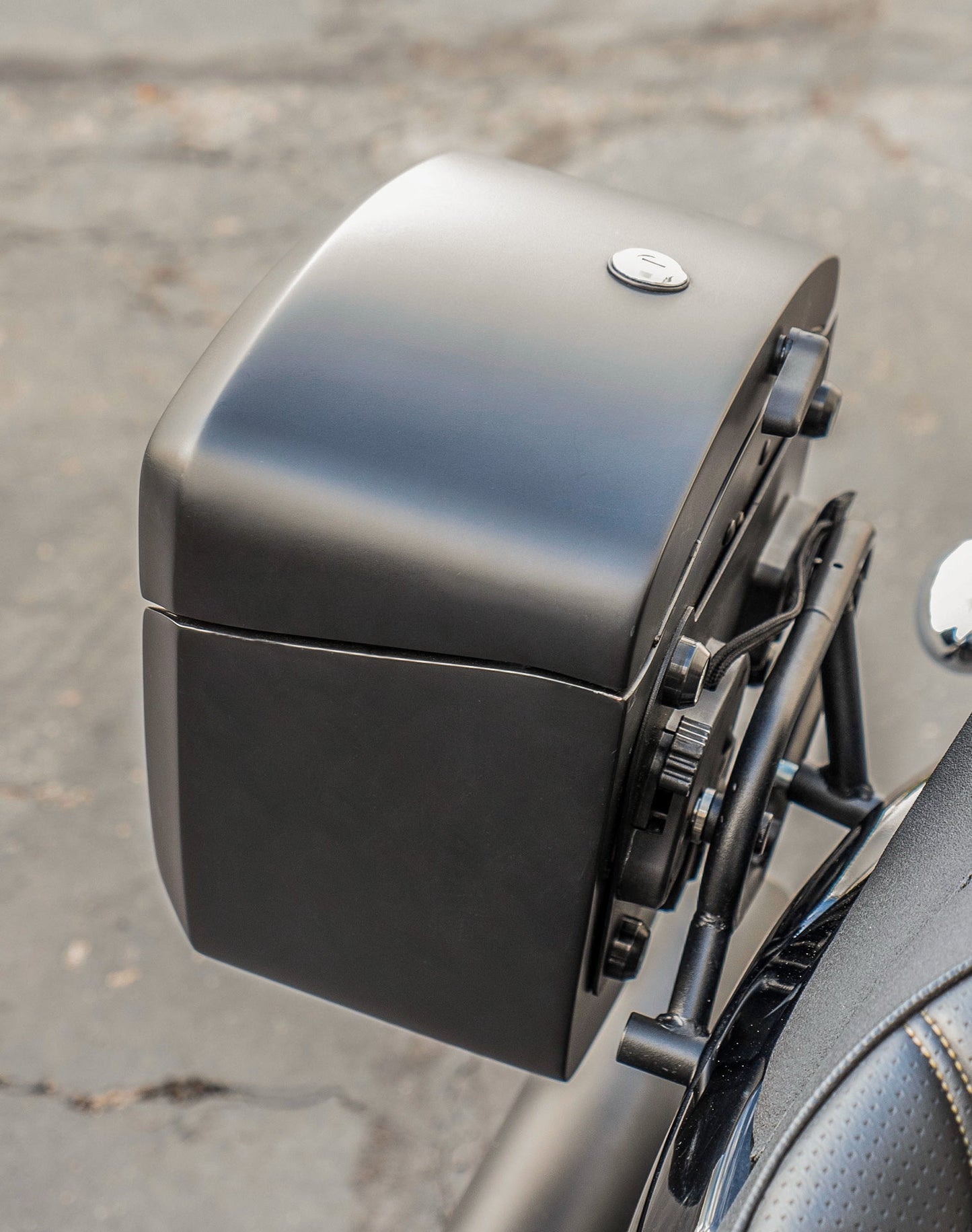 24L - Ironclad Quick-Mount Medium Suzuki Boulevard M109 VZR1800 Matte Hard Alforjas