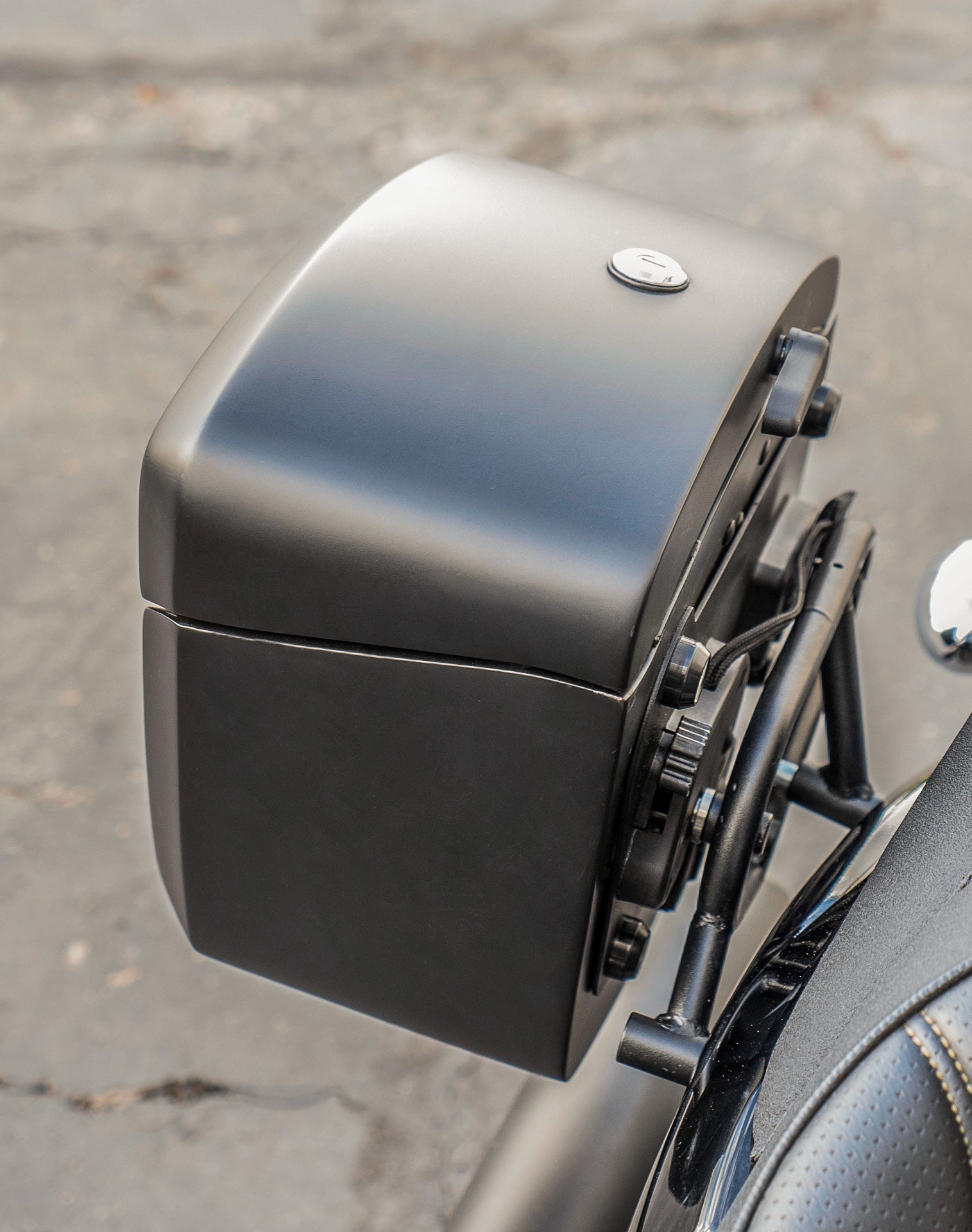 24L - Ironclad Quick-Mount Medium Suzuki Boulevard M109 VZR1800 Matte Hard Alforjas