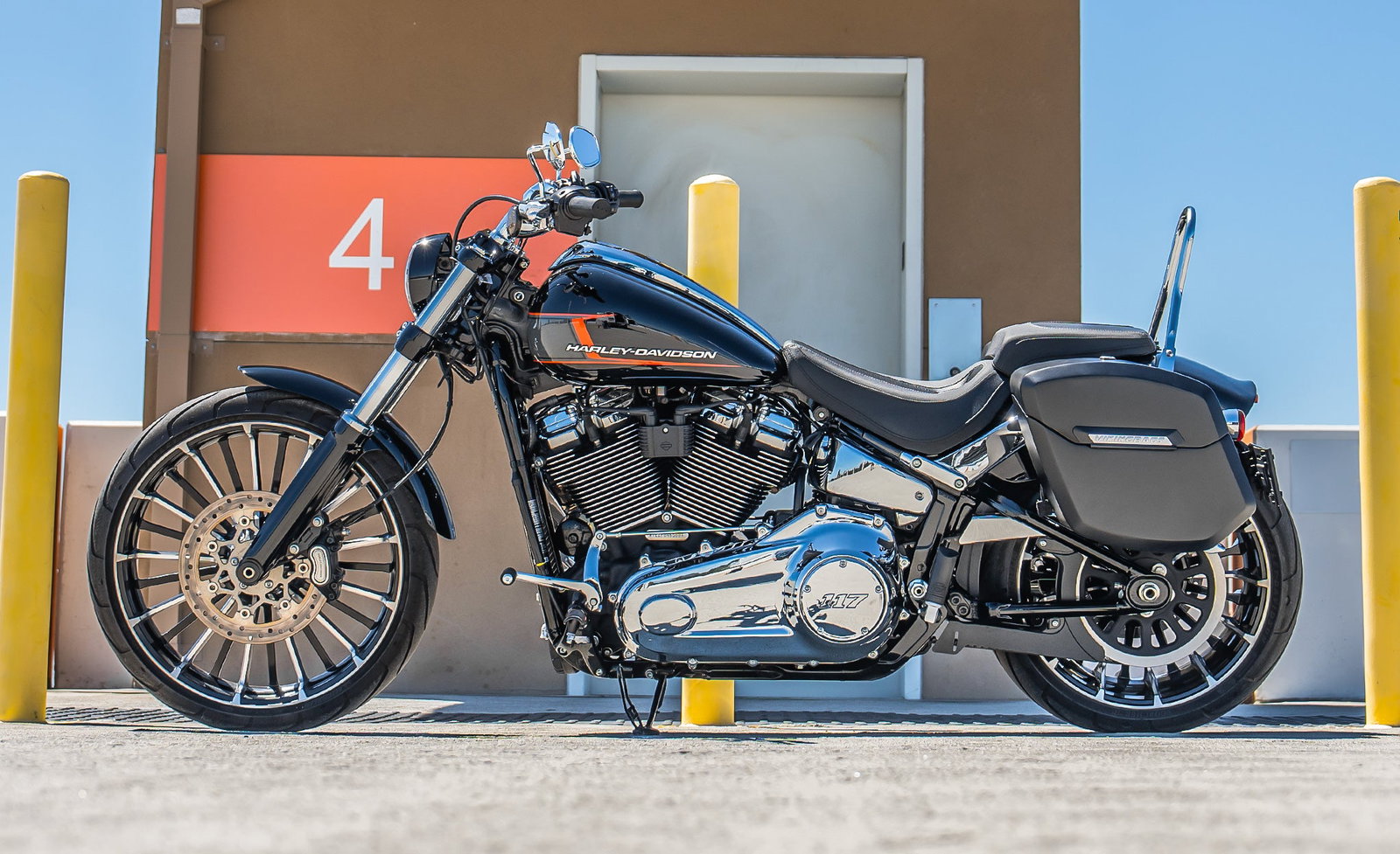24L - Ironclad Quick-Mount Medium Harley Softail Breakout FXBR/S Matte Hard Alforjas