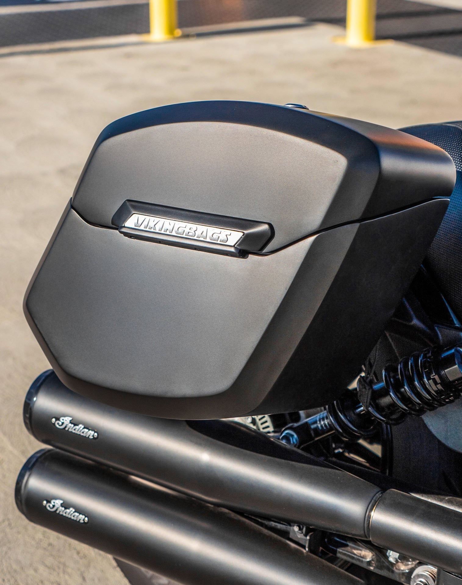 24L - Ironclad Quick-Mount Medium Indian Scout Bobber Sixty Matte Hard Alforjas