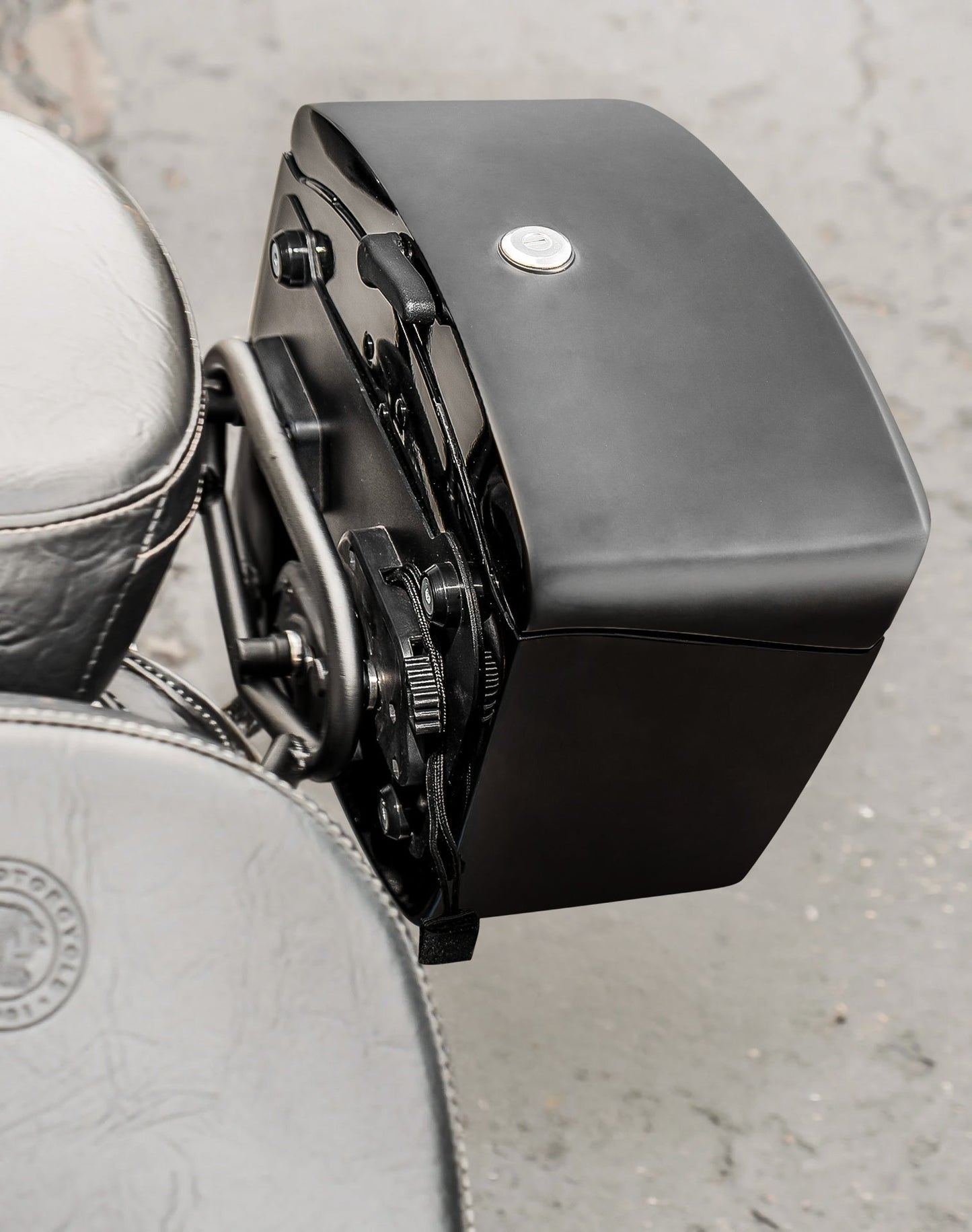 24L - Ironclad Quick-Mount Medium Indian Scout Matte Hard Alforjas