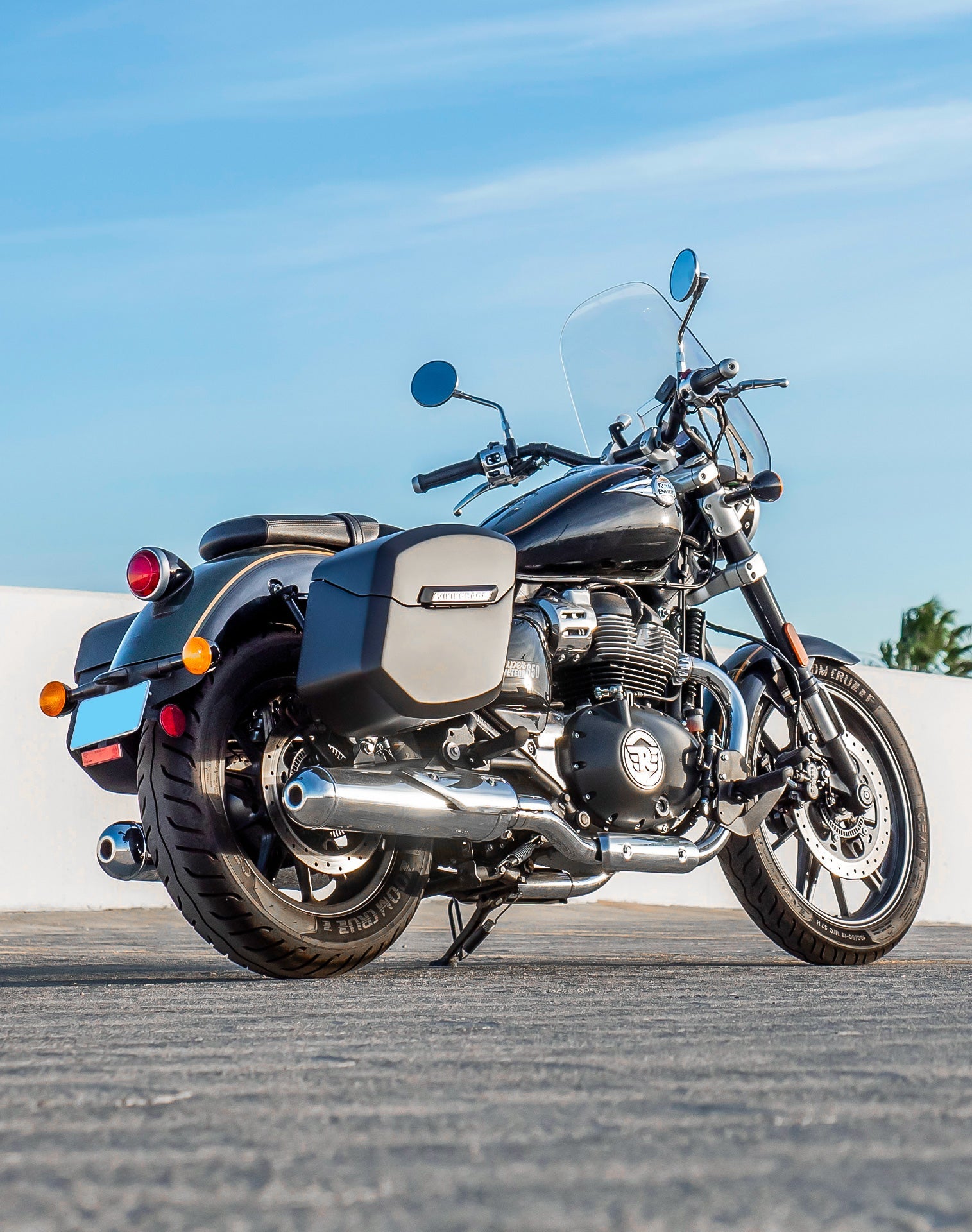 24L - Ironclad Quick-Mount Medium Royal Enfield Super Meteor 650 Matte Hard Alforjas