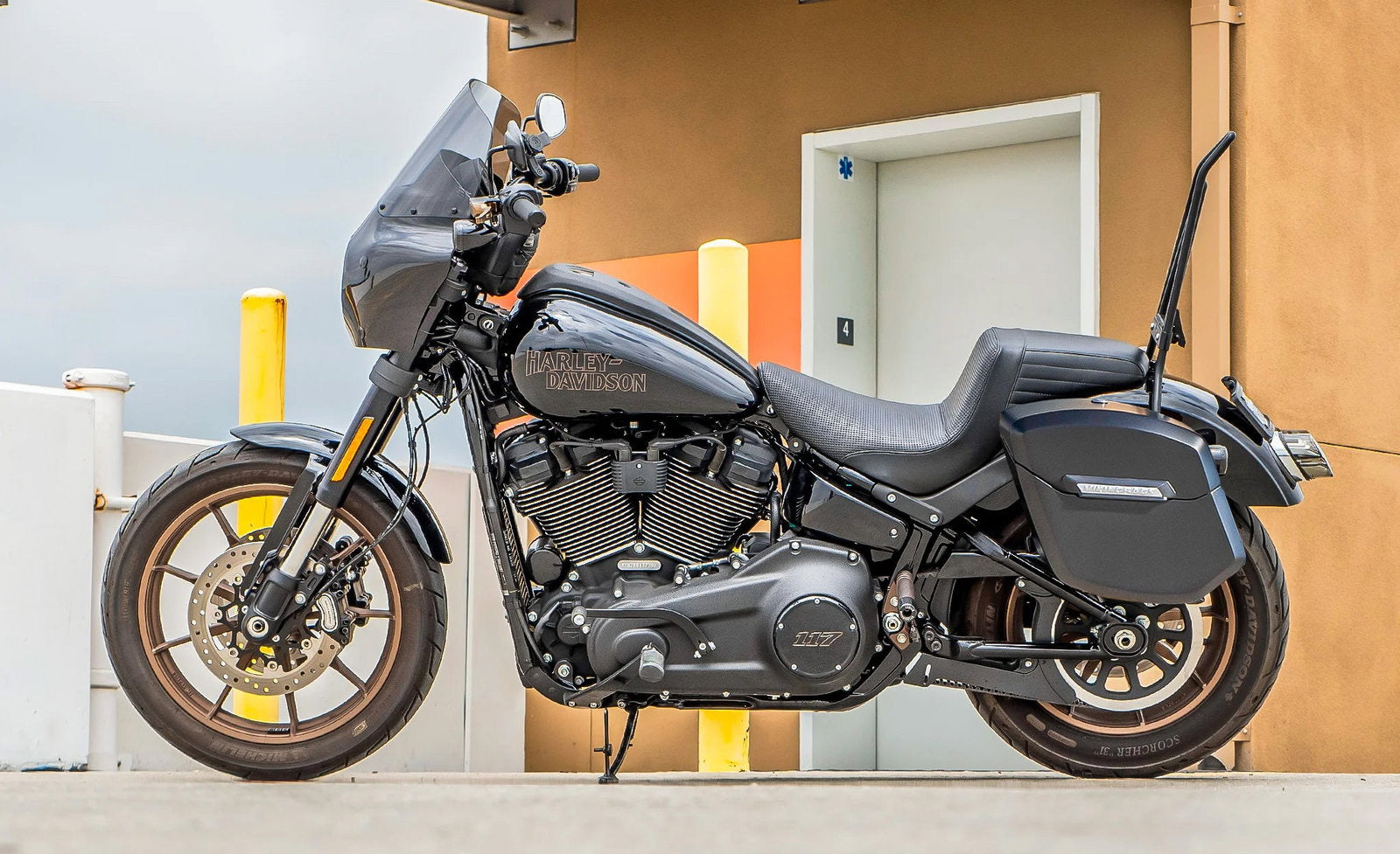 24L - Ironclad Quick-Mount Medium Harley Softail Low Rider S FXLRS Matte Hard Alforjas