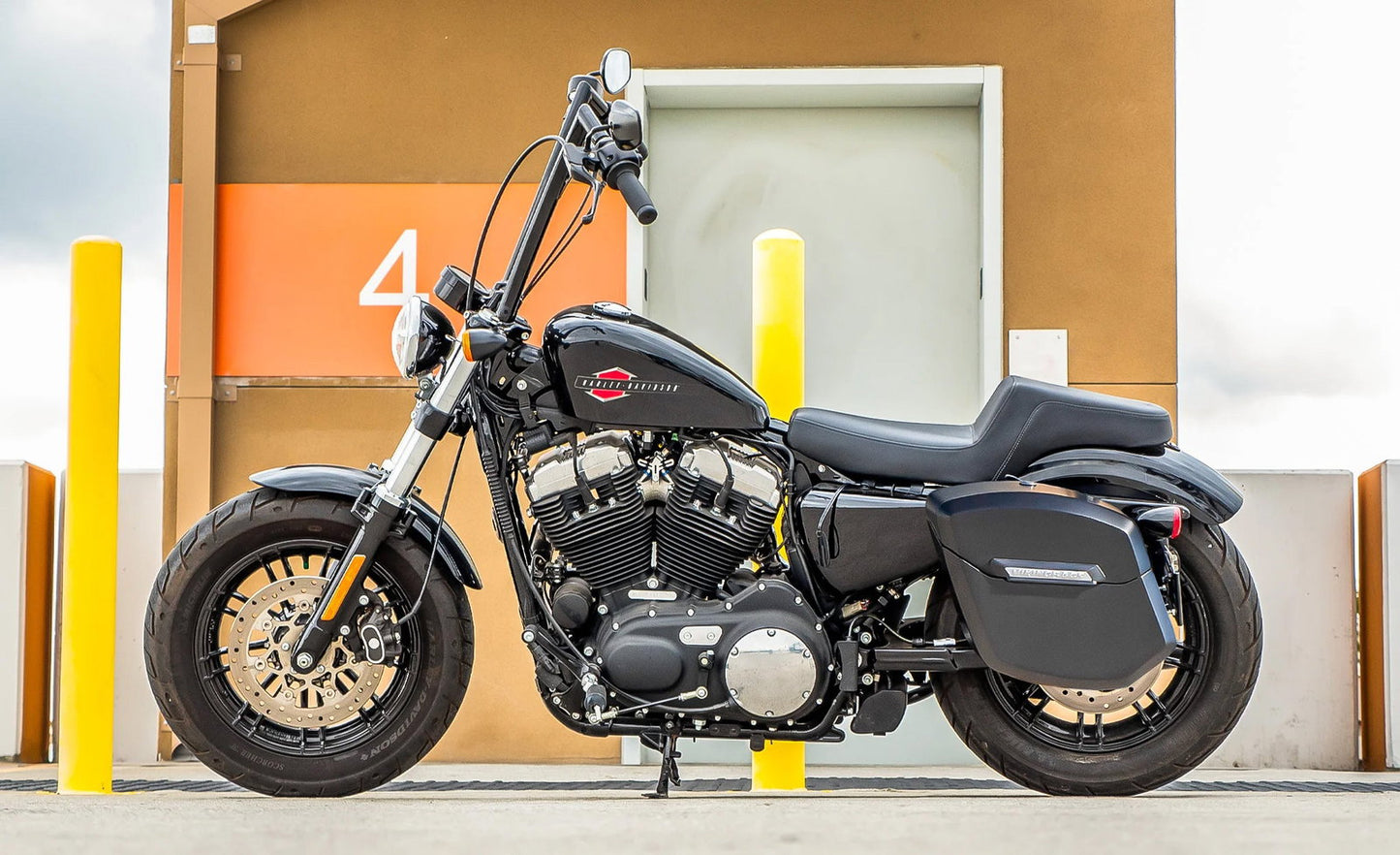 24L - Ironclad Quick-Mount Medium Harley Sportster 1200 Custom XL1200C Matte Hard Alforjas