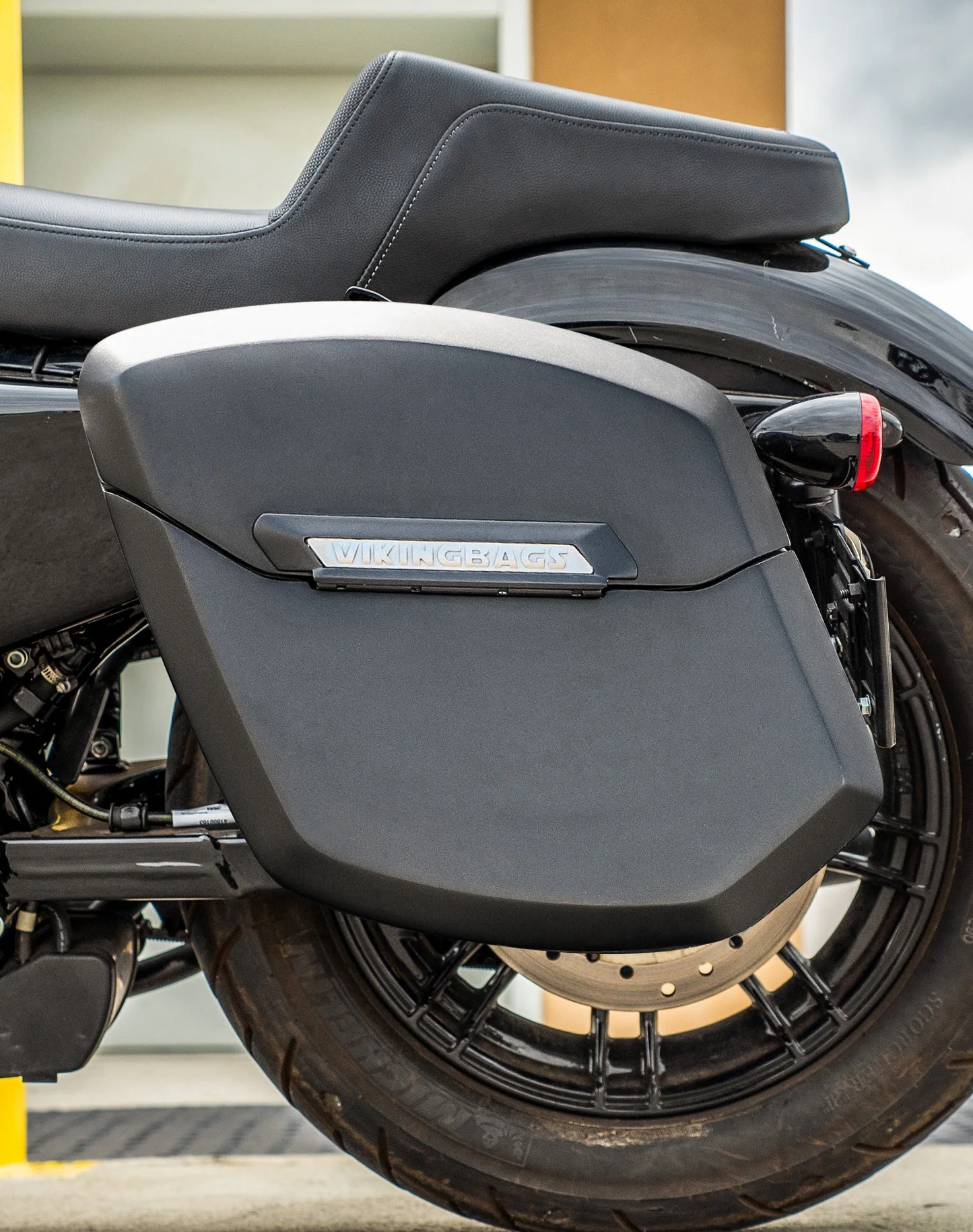 24L - Ironclad Quick-Mount Medium Harley Sportster 1200 Custom XL1200C Matte Hard Alforjas