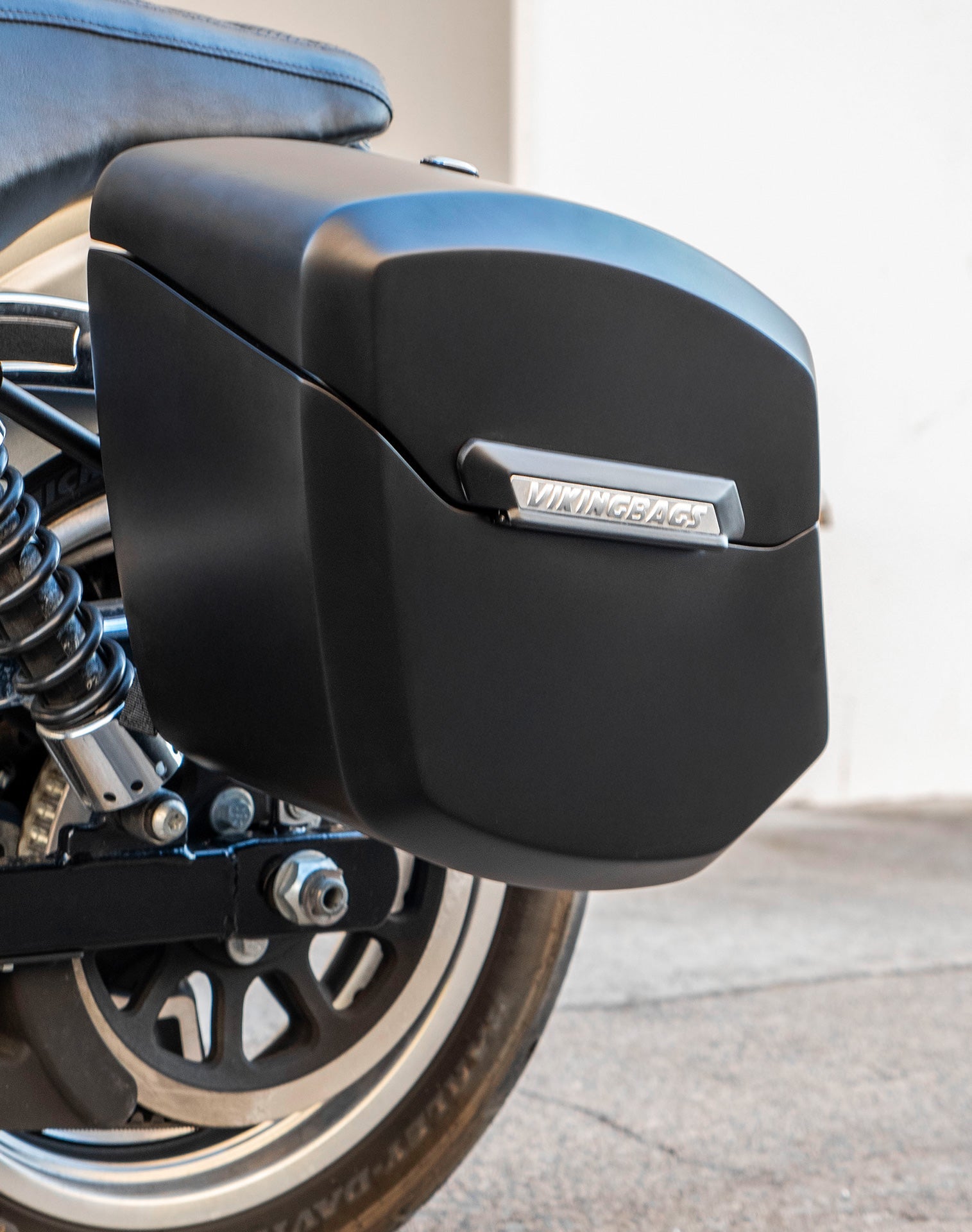 24L - Ironclad Quick-Mount Medium Harley Dyna Wide Glide FXDWG Matte Hard Alforjas