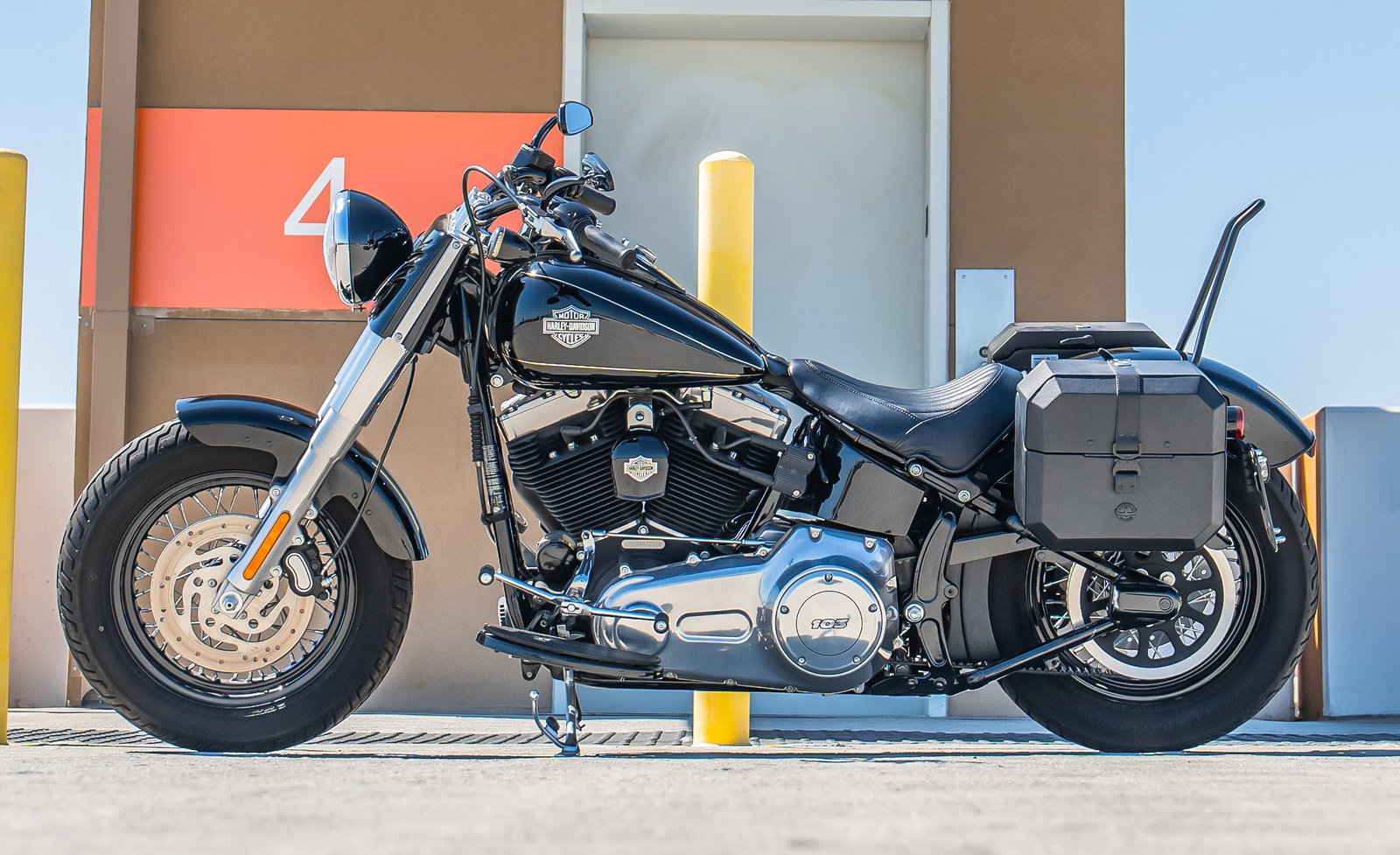 20L - Outlaw Quick-Mount Small Harley Softail Slim FLS Leather Wrapped Hard Alforjas