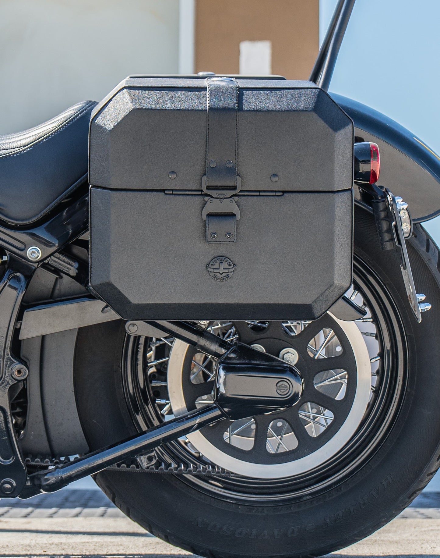 20L - Outlaw Quick-Mount Small Harley Softail Slim FLS Leather Wrapped Hard Alforjas
