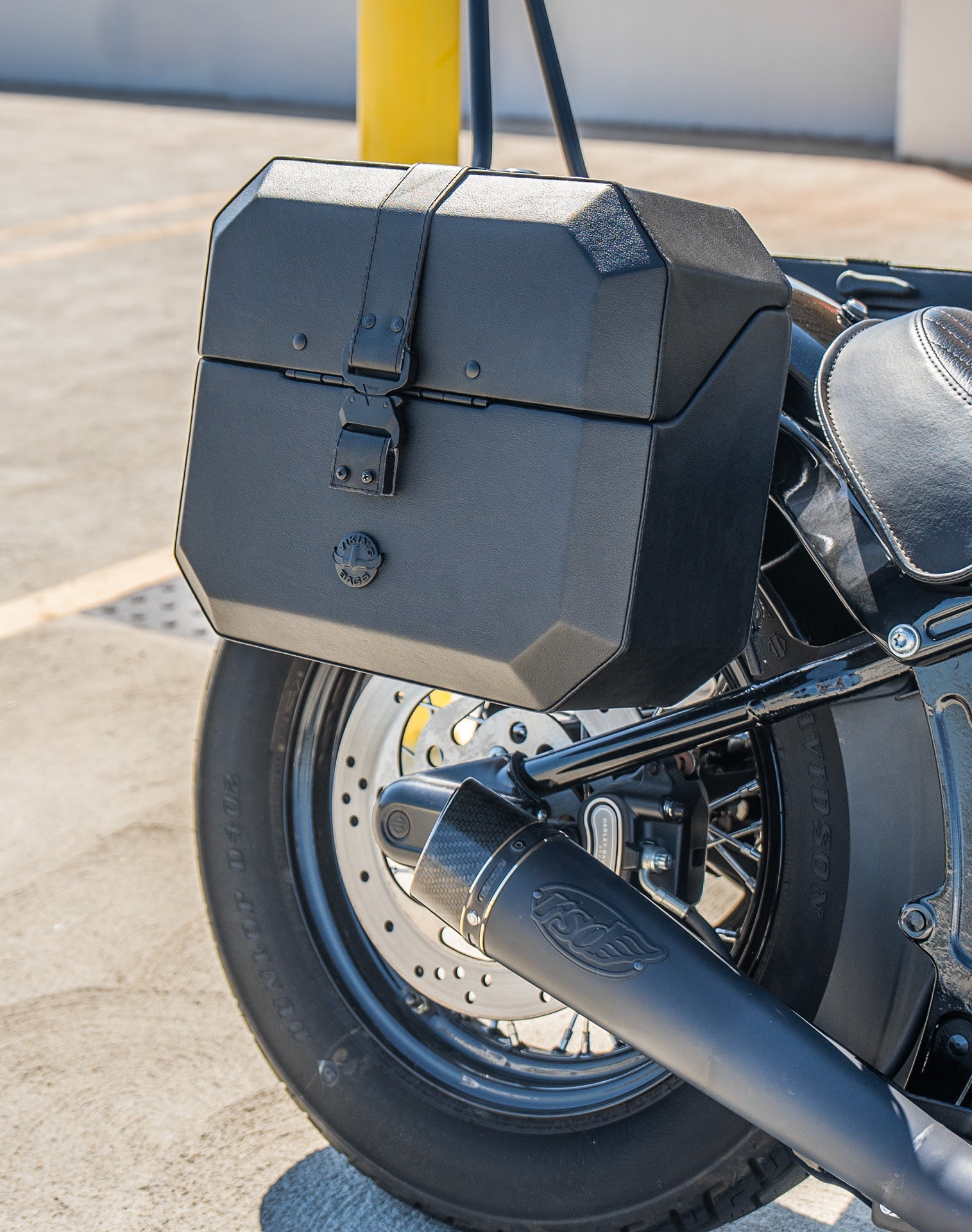 20L - Outlaw Quick-Mount Small Harley Softail Slim FLS Leather Wrapped Hard Alforjas