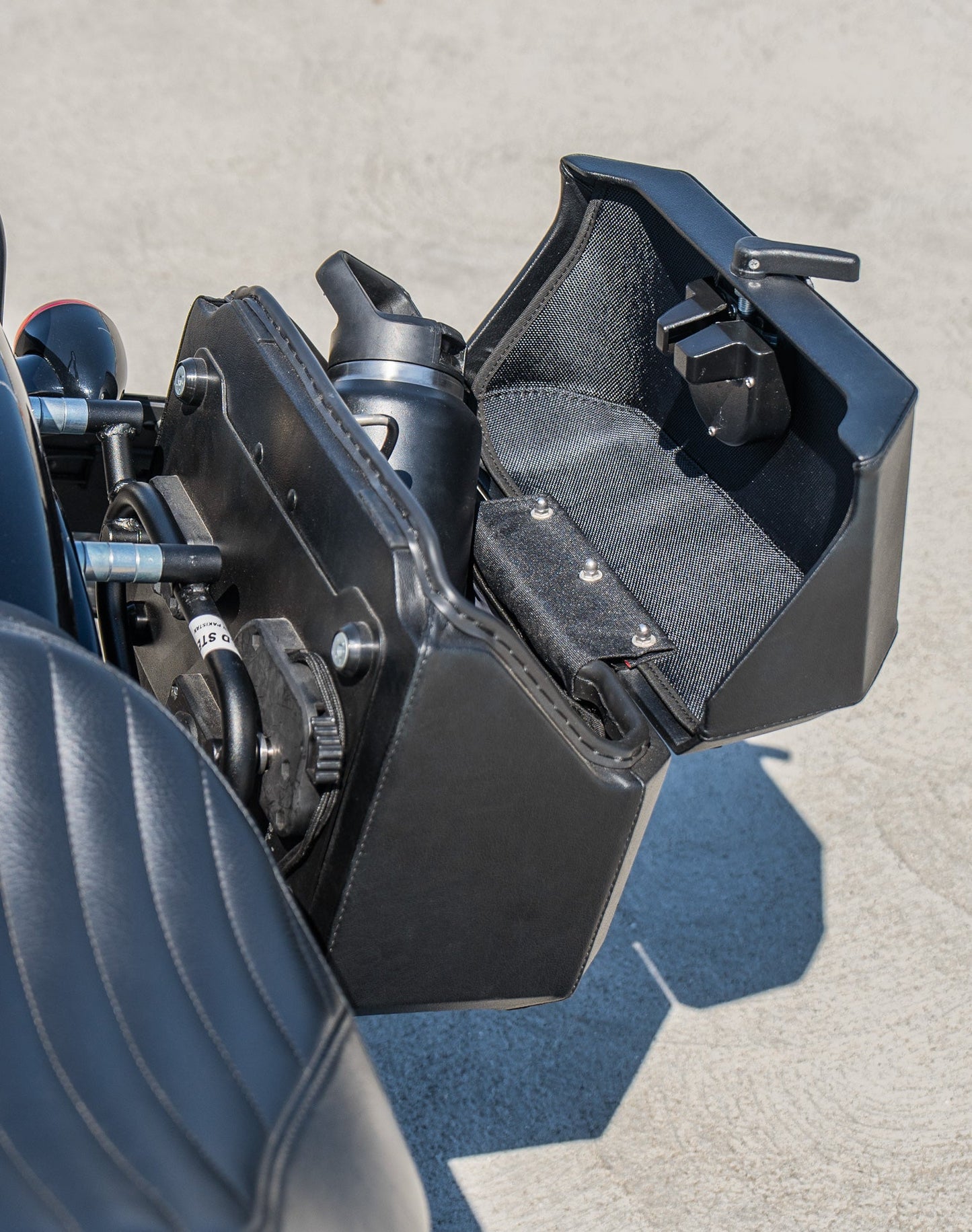 20L - Outlaw Quick-Mount Small Harley Softail Slim FLS Leather Wrapped Hard Alforjas