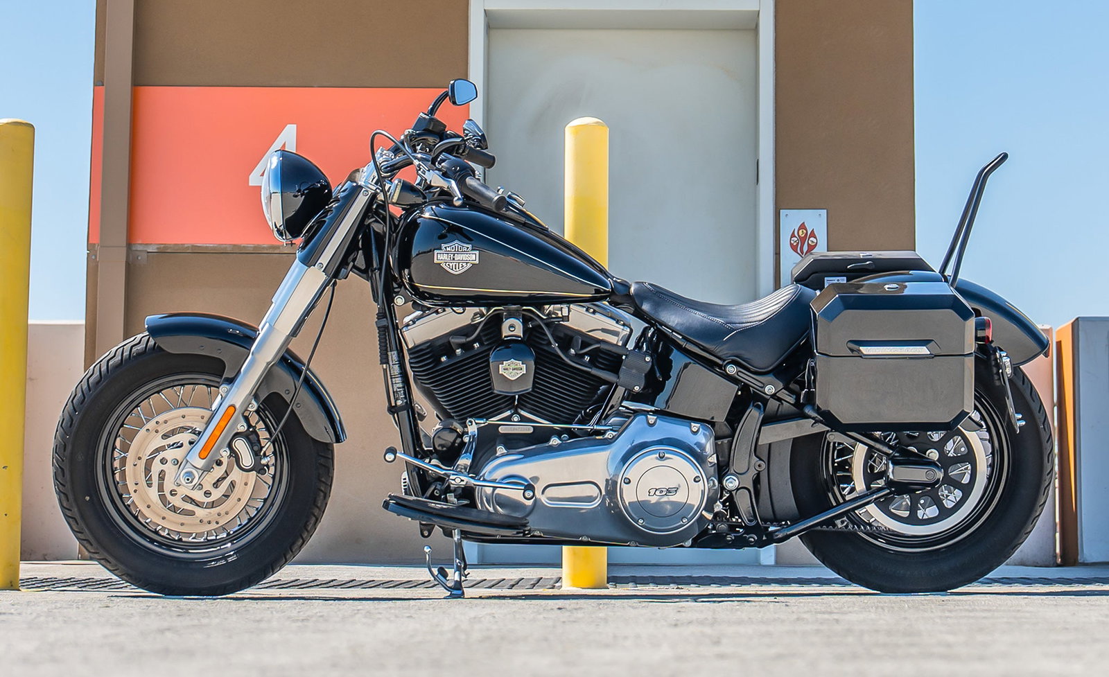 20L - Outlaw Quick-Mount Small Harley Softail Slim FLS Painted Hard Alforjas
