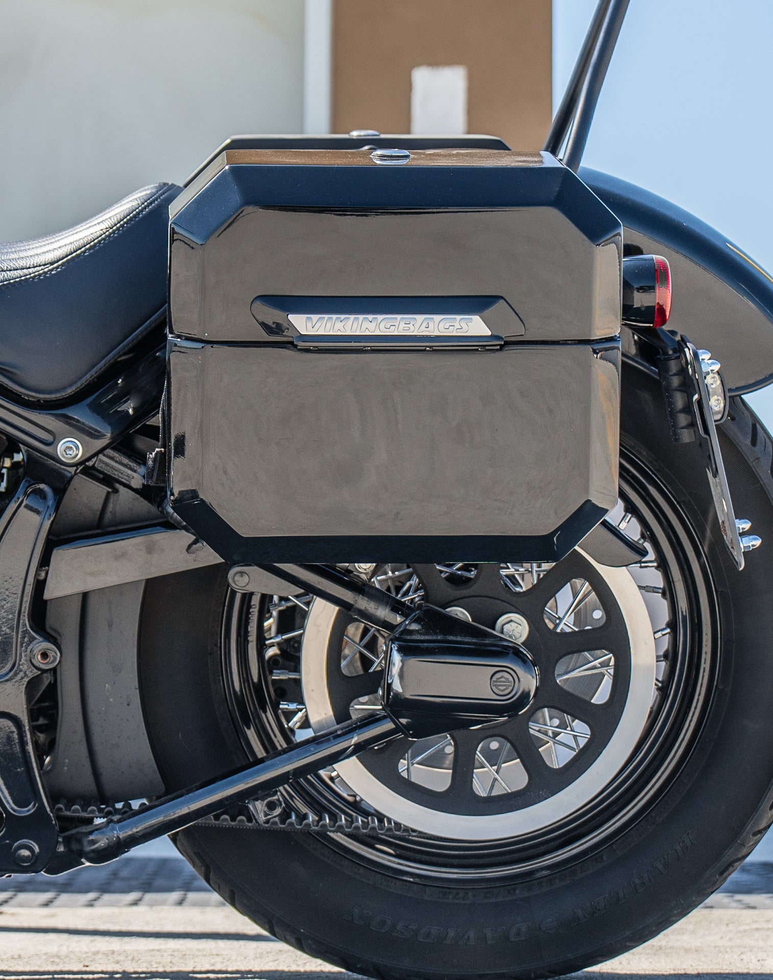 20L - Outlaw Quick-Mount Small Harley Softail Slim FLS Painted Hard Alforjas