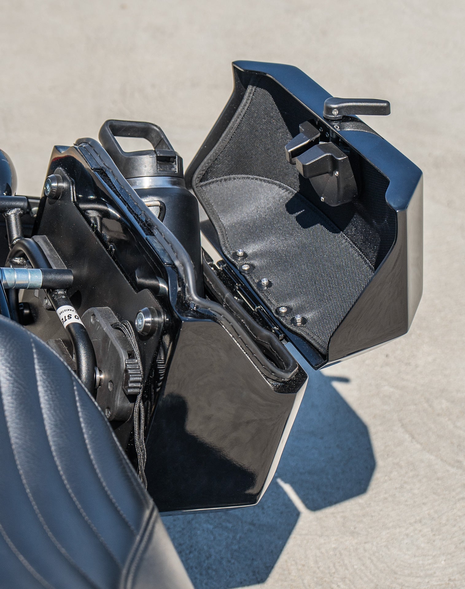 20L - Outlaw Quick-Mount Small Harley Softail Slim FLS Painted Hard Alforjas