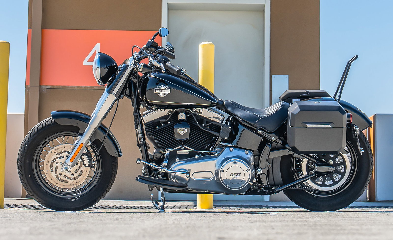 20L - Outlaw Quick-Mount Small Harley Softail Slim FLS Matte Hard Alforjas