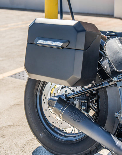 20L - Outlaw Quick-Mount Small Harley Softail Slim FLS Matte Hard Alforjas