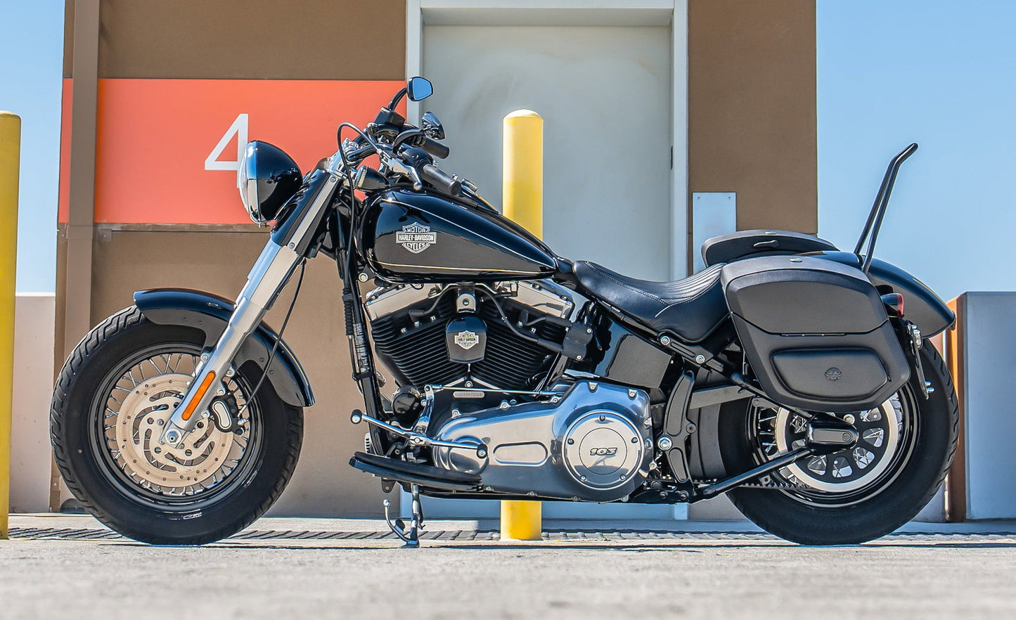 24L - Ironclad Quick-Mount Medium Harley Softail Slim FLS Leather Wrapped Hard Alforjas
