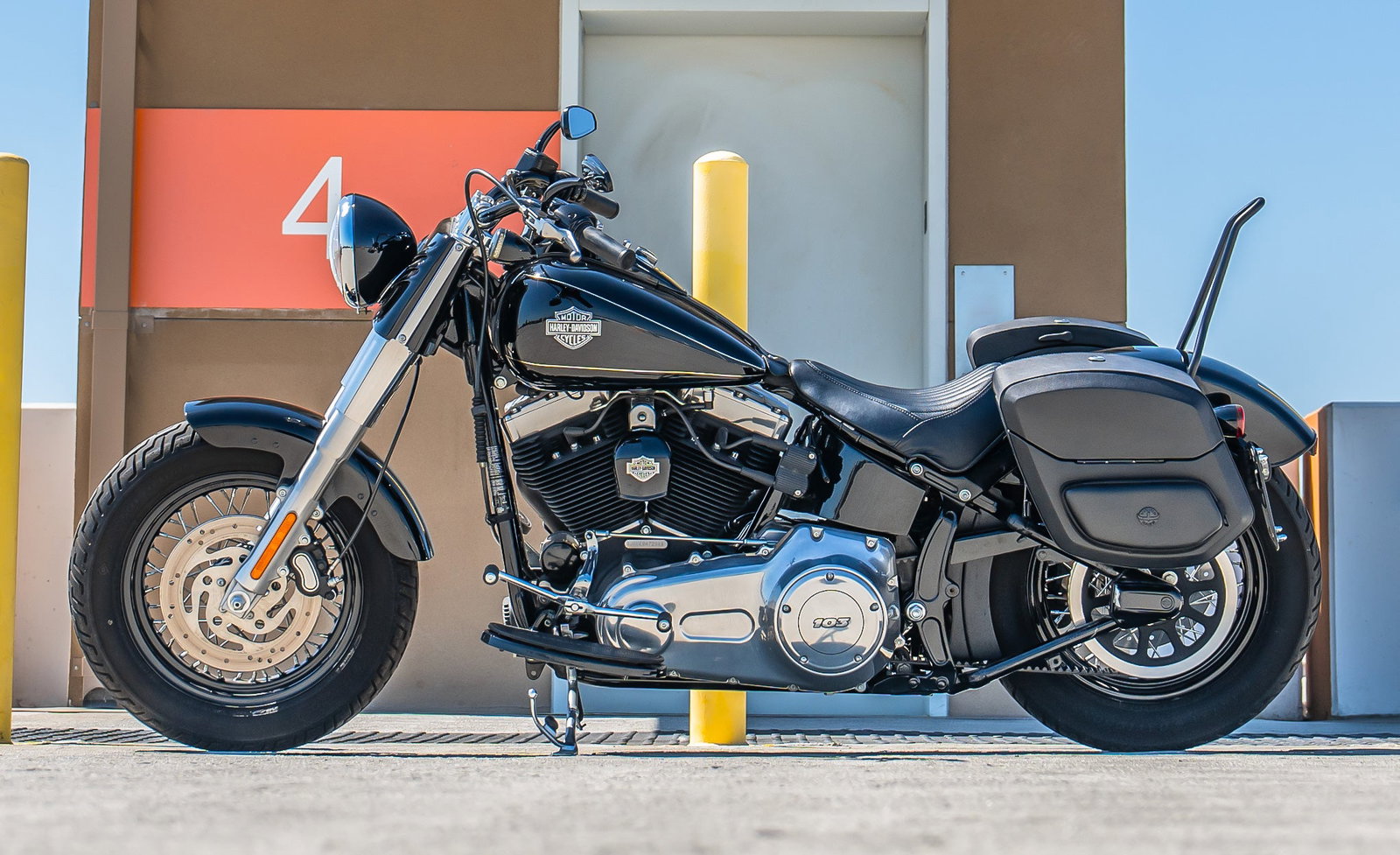 24L - Ironclad Quick-Mount Medium Harley Softail Slim FLS Leather Wrapped Hard Alforjas