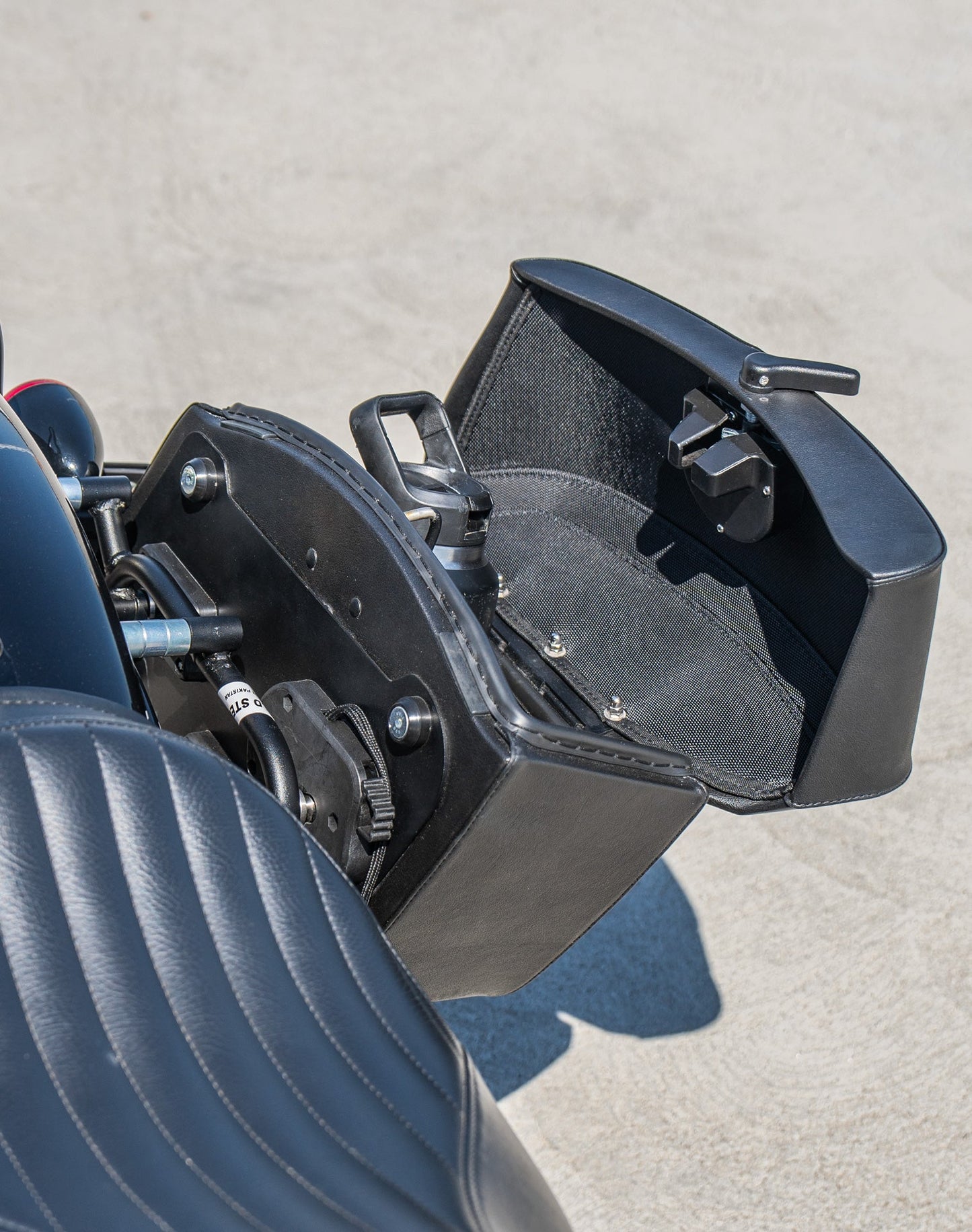 24L - Ironclad Quick-Mount Medium Harley Softail Slim FLS Leather Wrapped Hard Alforjas