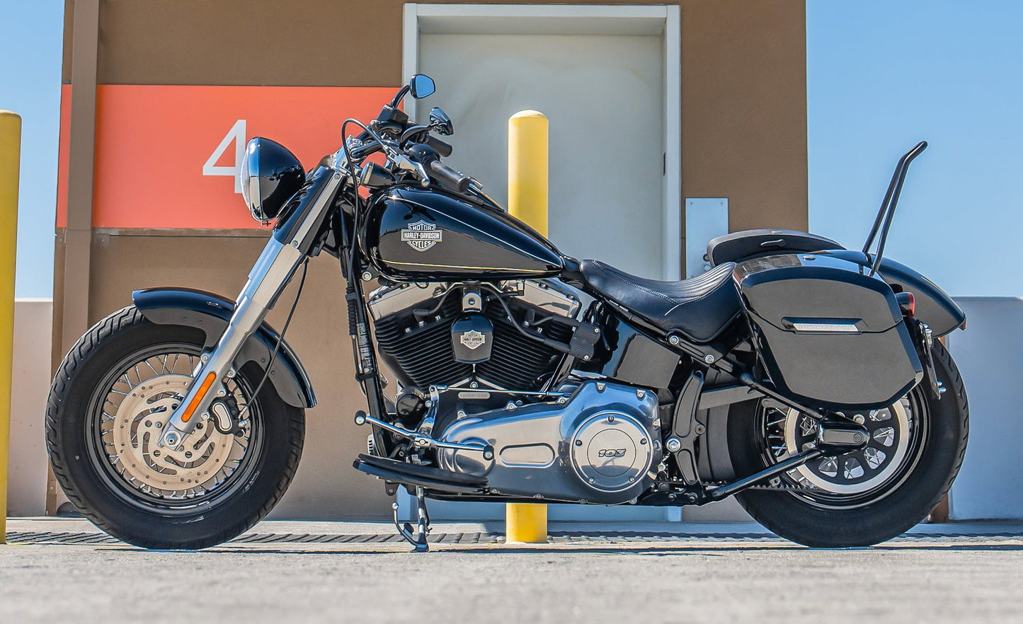 24L - Ironclad Quick-Mount Medium Harley Softail Slim FLS Painted Hard Alforjas