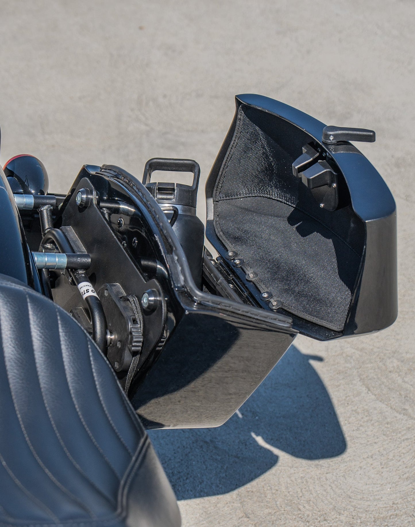 24L - Ironclad Quick-Mount Medium Harley Softail Slim FLS Painted Hard Alforjas