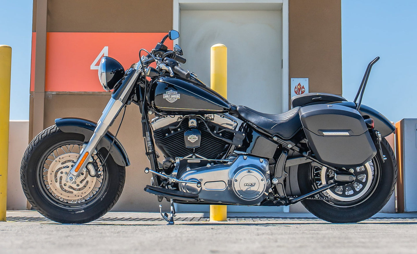 24L - Ironclad Quick-Mount Medium Harley Softail Slim FLS Matte Hard Alforjas