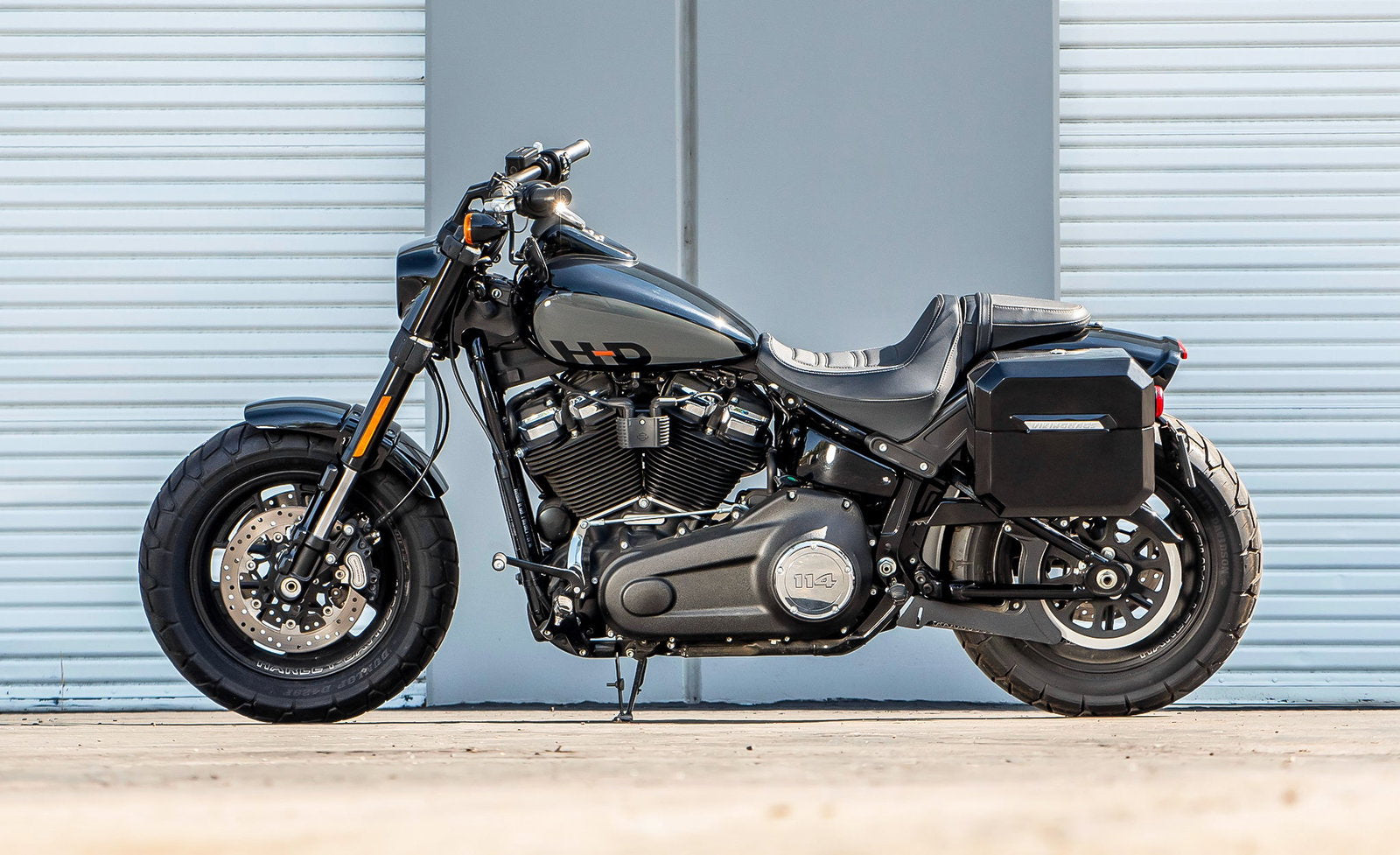 20L - Outlaw Quick-Mount Small Harley Softail Fat Bob FXFB/S Painted Hard Alforjas