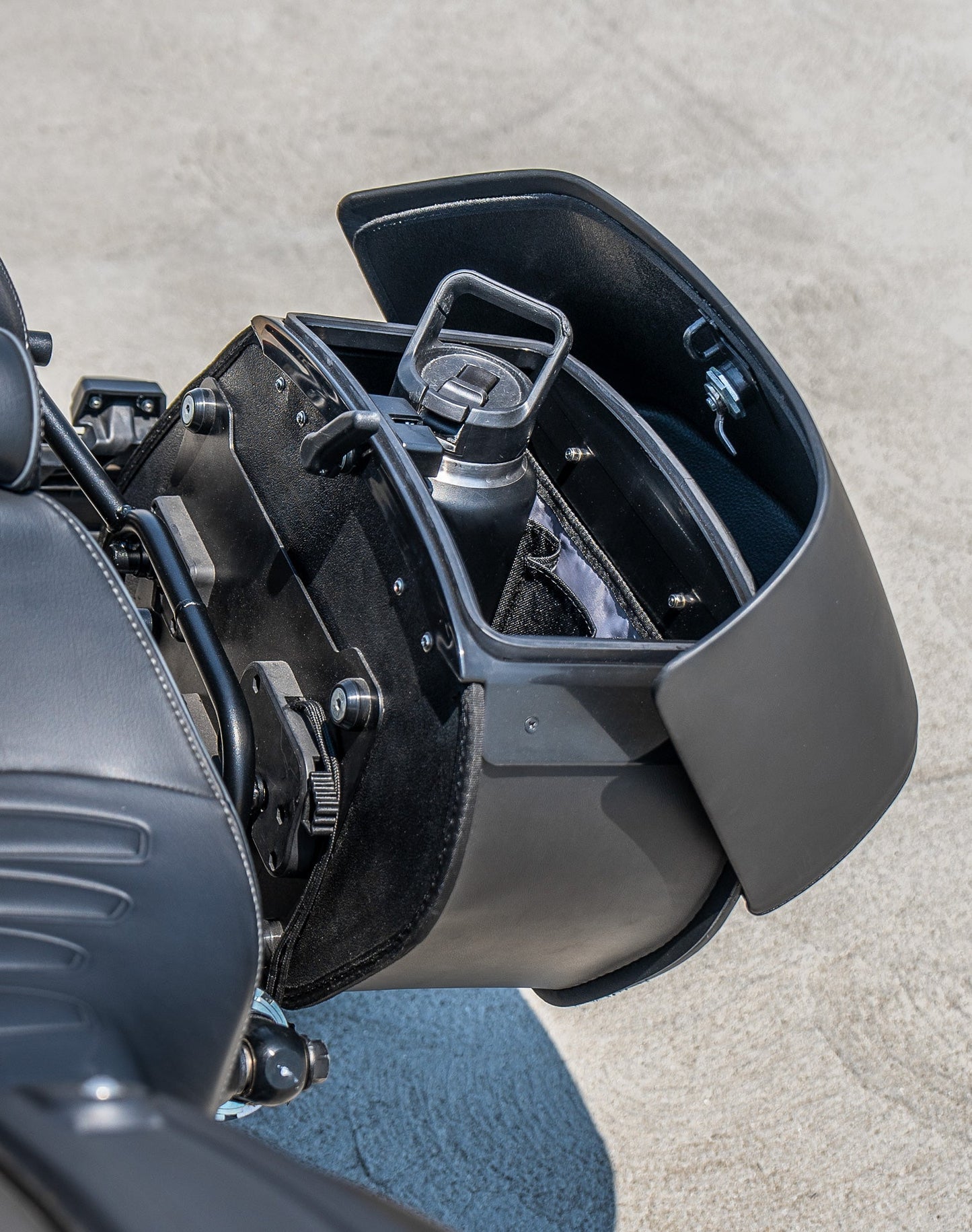 28L - Panzer Quick-Mount Medium 2025+ Indian Scout Bobber Motocicleta Alforjas