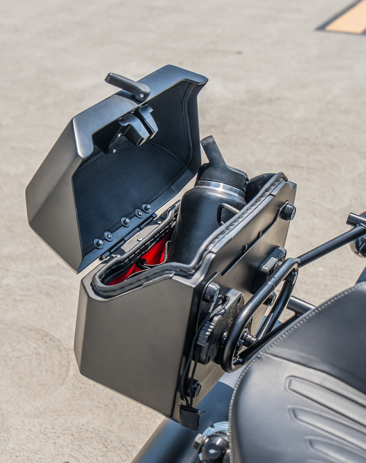 20L - Outlaw Quick-Mount Small 2025+ Indian Scout Sixty Bobber Matte Hard Alforjas