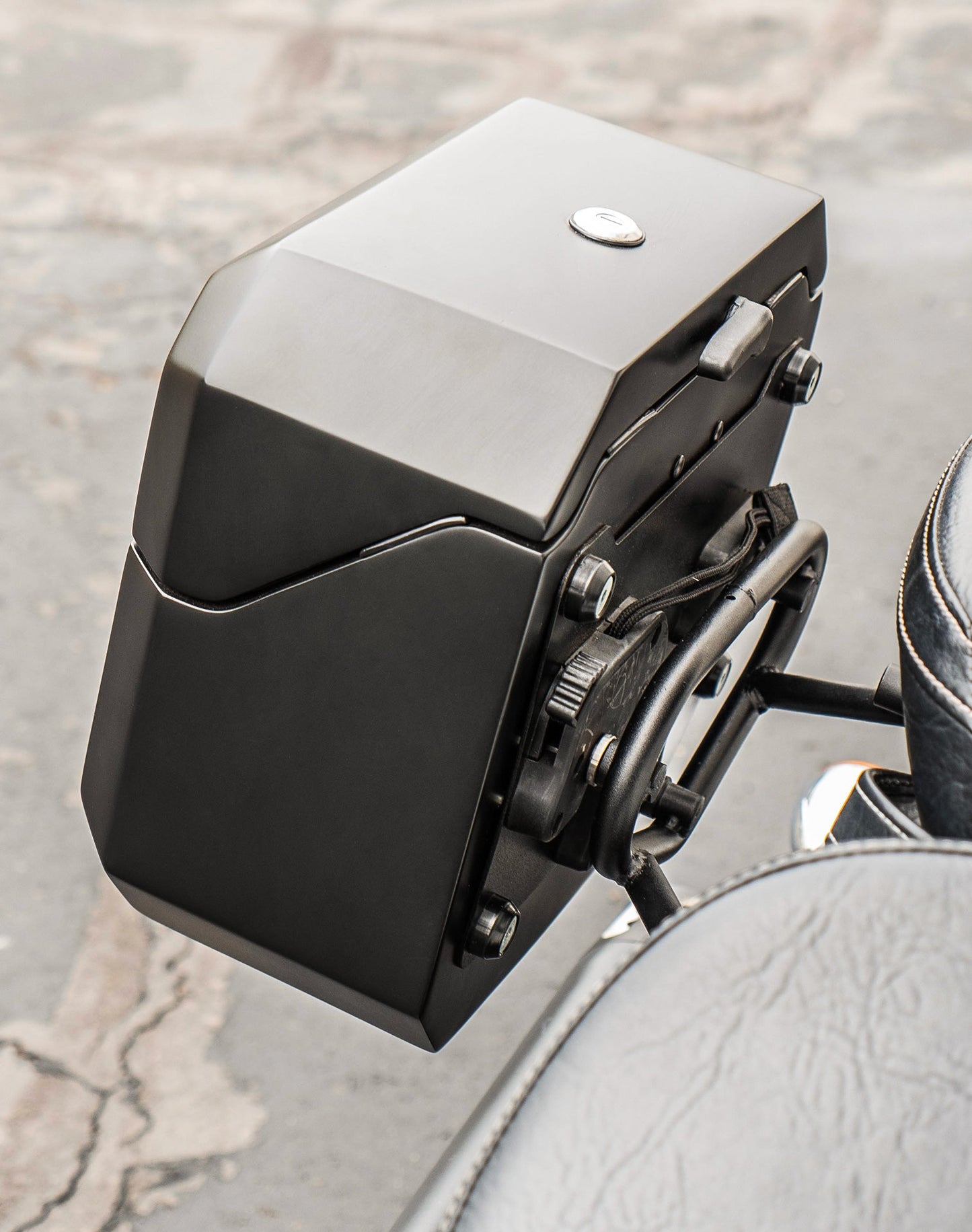 20L - Outlaw Quick-Mount Small Indian Scout Classic 2025+ Matte Hard Alforjas