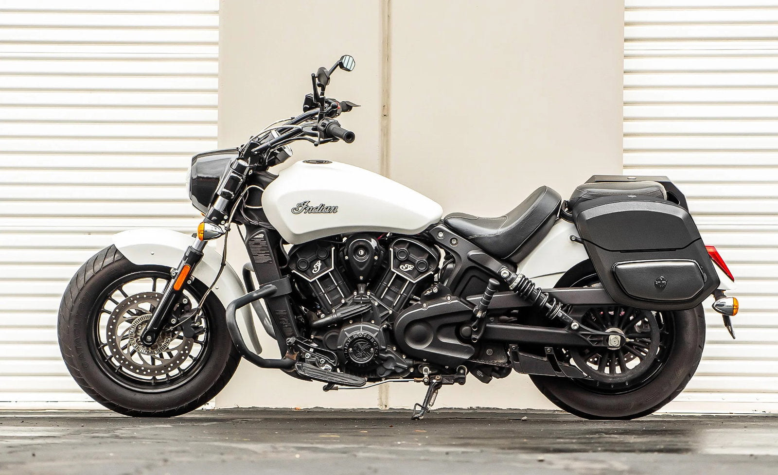 24L - Ironclad Quick-Mount Medium Indian Scout Classic 2025+ Leather Wrapped Hard Alforjas