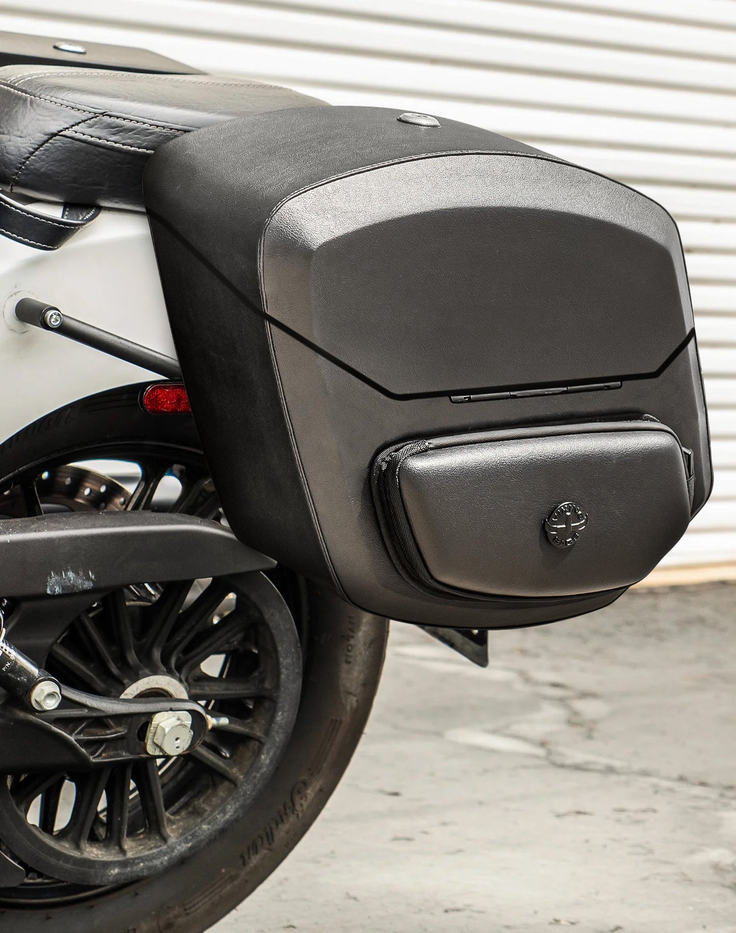 24L - Ironclad Quick-Mount Medium Indian Scout Classic 2025+ Leather Wrapped Hard Alforjas