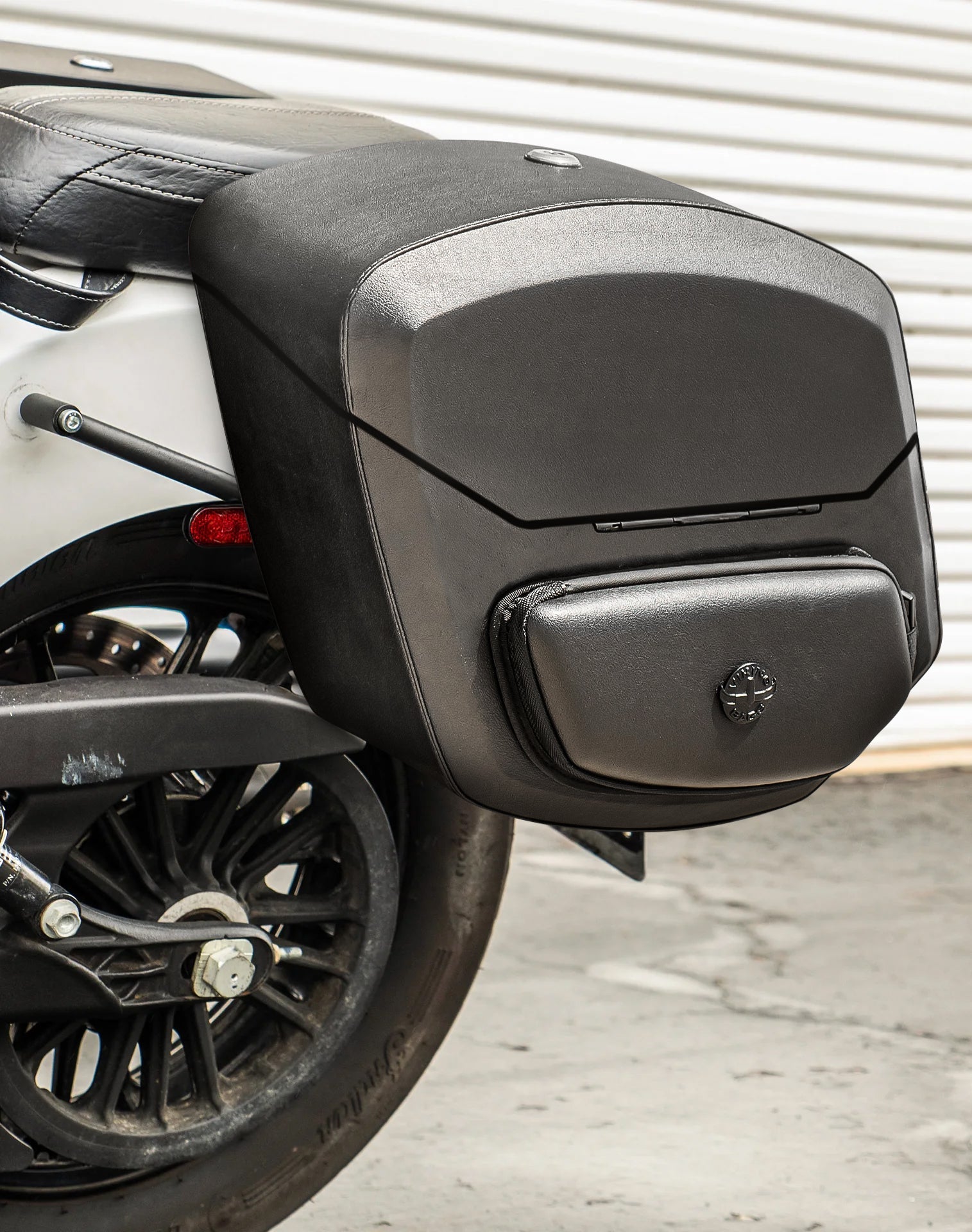 24L - Ironclad Quick-Mount Medium Indian Scout Classic 2025+ Leather Wrapped Hard Alforjas